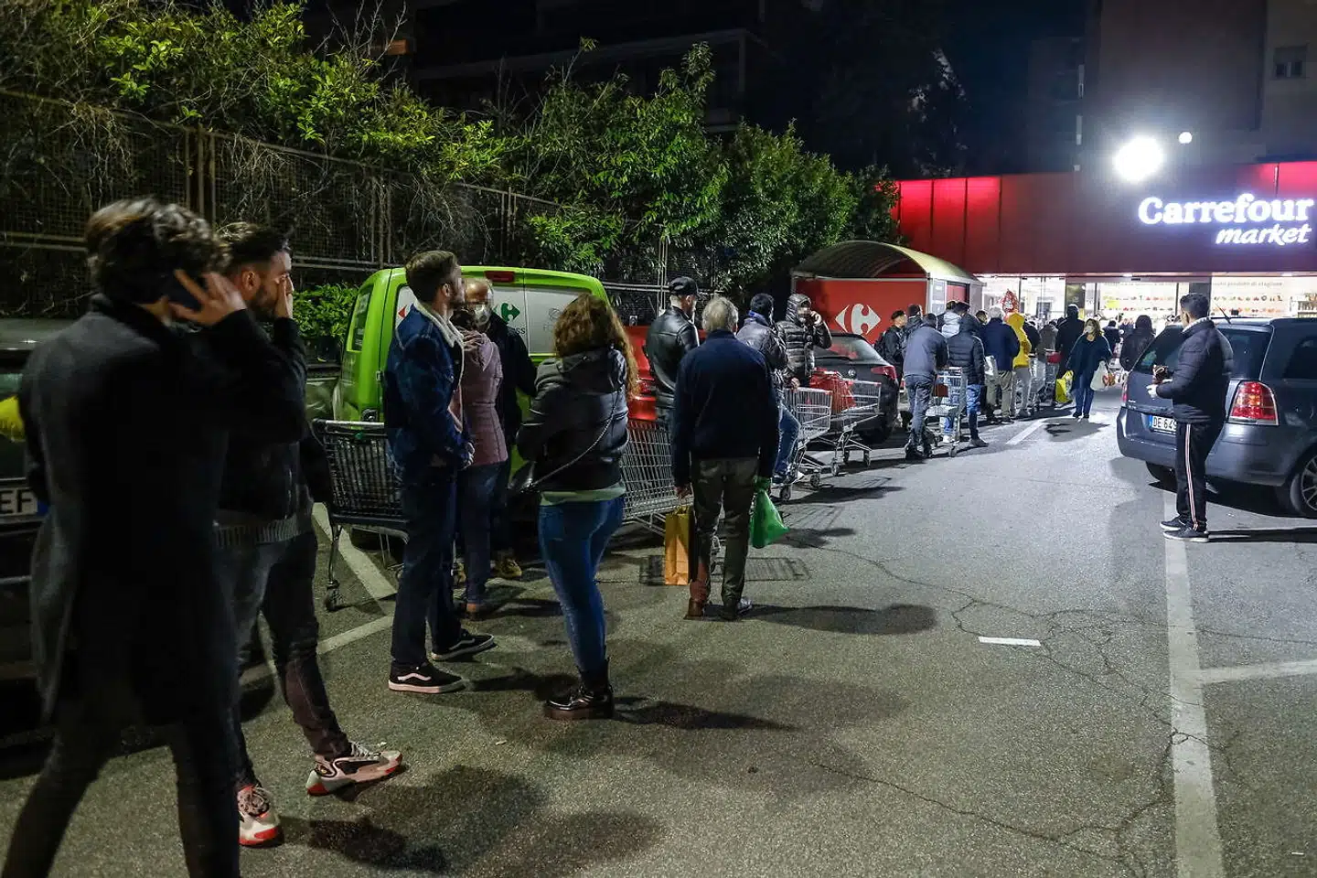 Italienerne stormede, som her i Rom, ud for at hamstre i butikker med natteåbent, efter at premierminister Giuseppe Conte mandag aften erklærede coronavirusundtagelsestilstand over hele landet. På trods af regeringens forsikringer om, at dagligvarebutikker fortsat holder åbent, og at der ikke vil opstå varemangel.