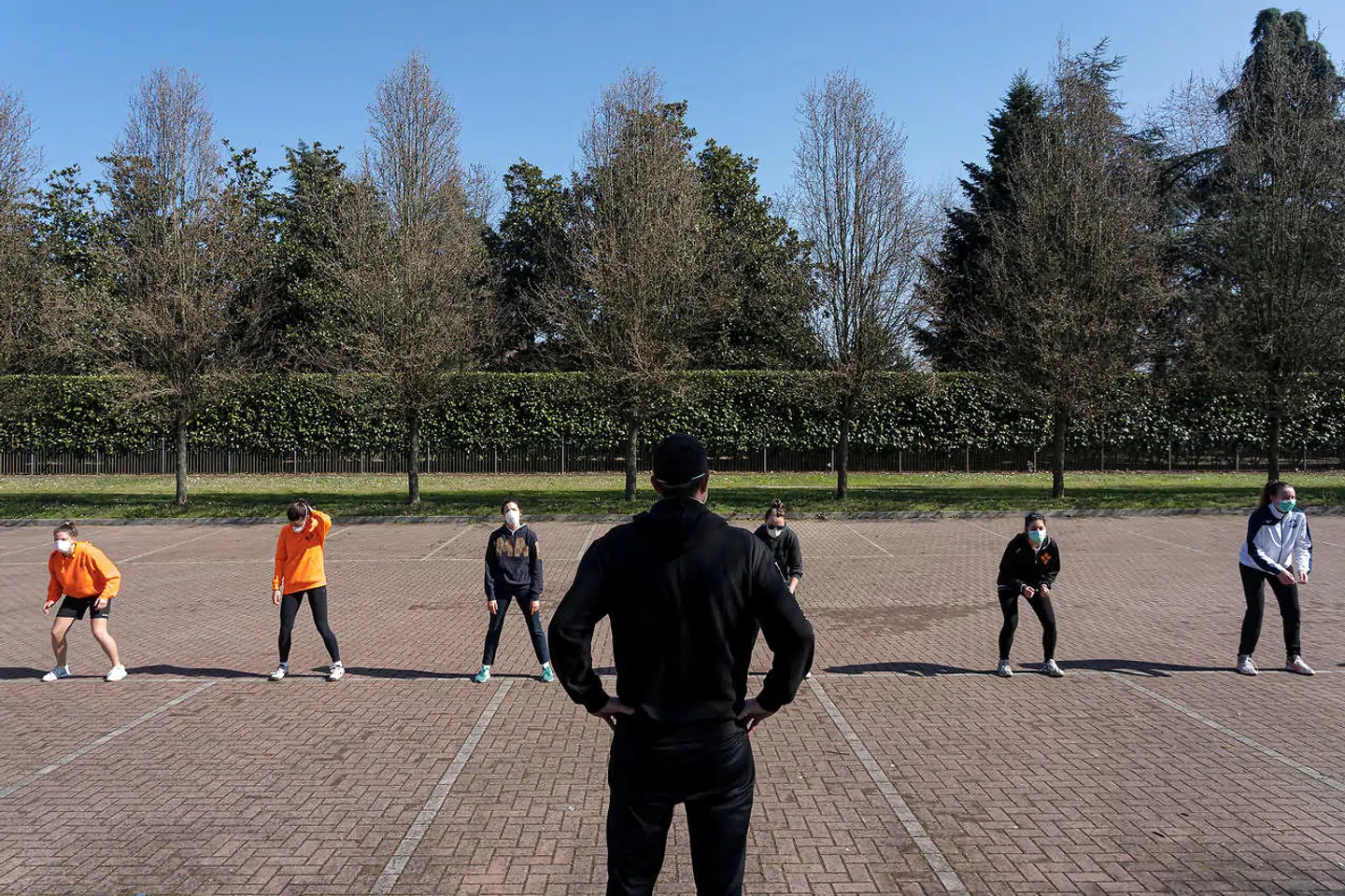 Et lokalt volleyballhold træner med beskyttelsesmasker og sikkerhedsafstand i Codogno, hvor epidemien tog fart i forrige uge. Siden har byen sammen med en række andre i Norditalien været isoleret fra omverdenen, og forholdsreglerne begynder tilsyneladende at virke.