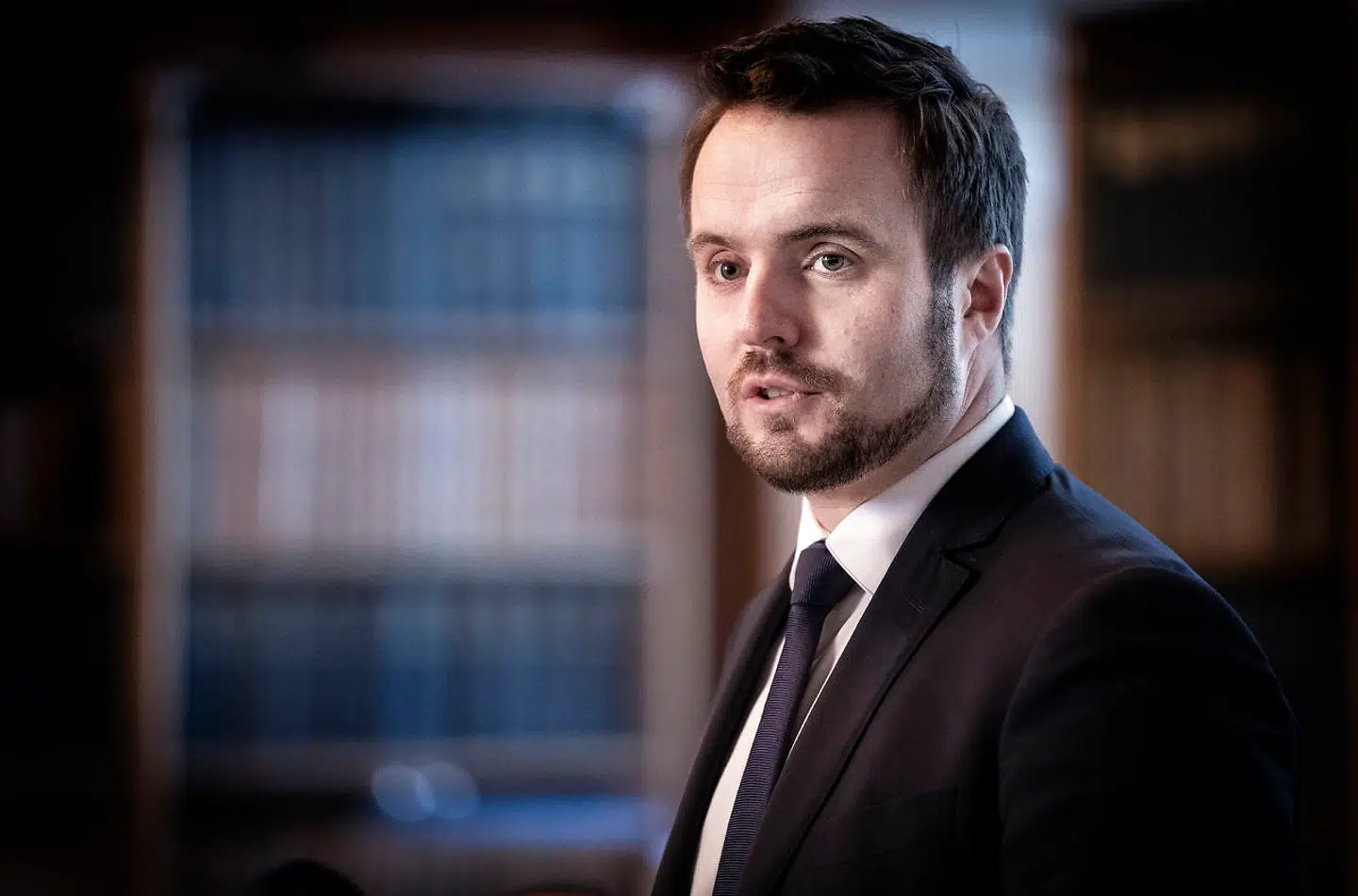 Det er på tide at hæve forbandelsen over bankerne. Signalet må komme fra politikerne med erhvervsminister Simon Kollerup (S) i spidsen. Det er signalet fra ham, der skal sive ud til de myndigheder, der har tilsynet med bankerne, så likviditetslettelse ikke pr. automatik udløser alarm hos myndighederne.