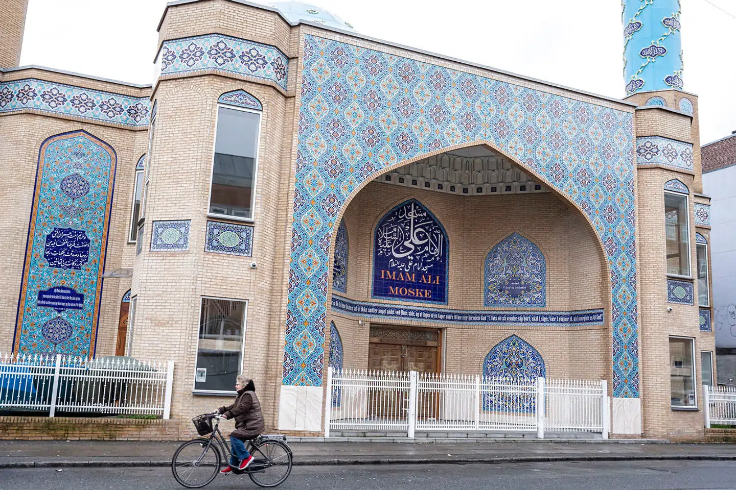Imam Ali Moskeen på Vibevej i København er en af de moskeer, der har fået penge fra udlandet. Præcis hvor mange er der ikke viden om, og moskeen vil ikke selv fortælle det. Politikere ønsker større åbenhed om moskeers økonomi.
