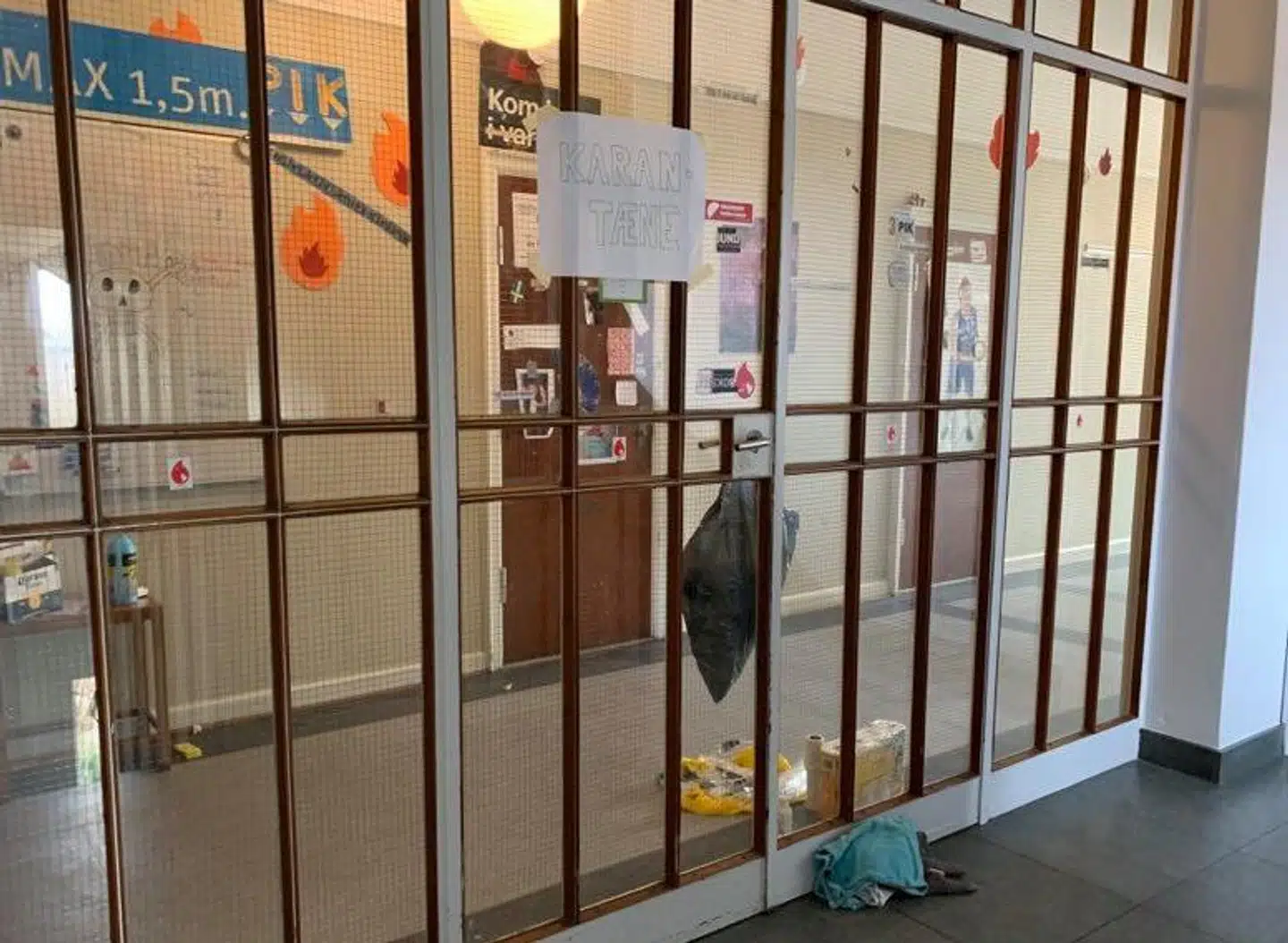 Skilt advarer de andre beboer på Nordisk Kollegium om, at de ikke skal træde ind på gangen, hvor ni beboere er i karantæne. Privatfoto