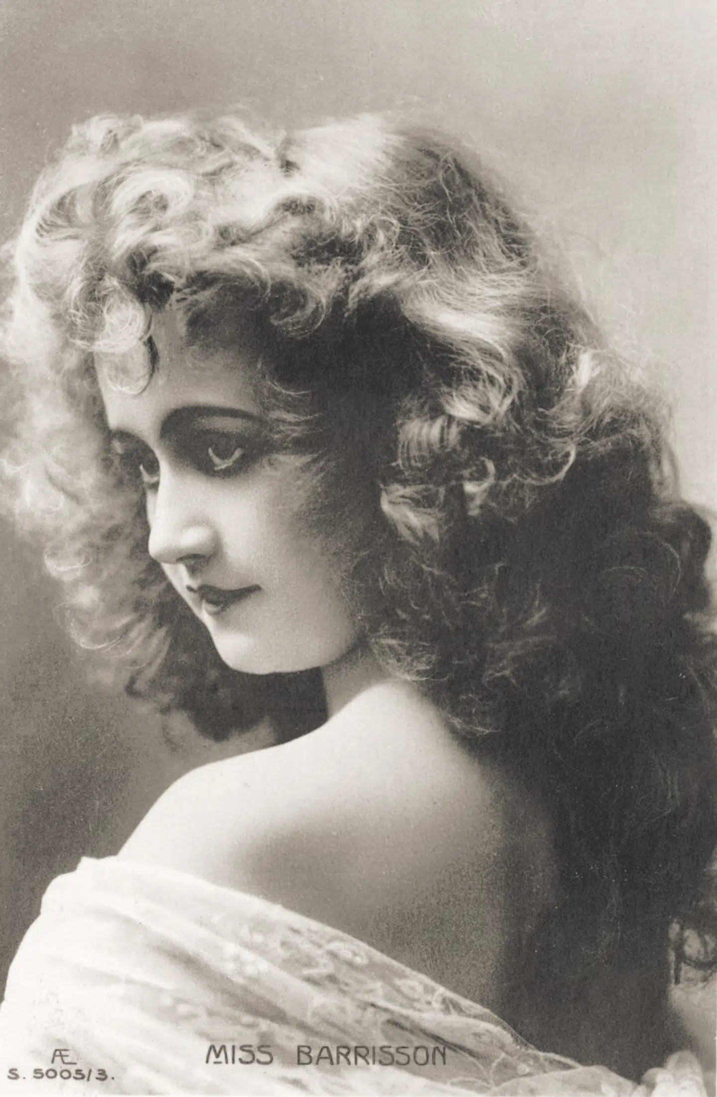 Alle pigerne i gruppen var genstand for tilbedelse, og de havde alle tilbedere. Her er det Sophie, der er fotograferet, og hun regnedes for en af periodens smukkeste kvinder. Illustration fra bogen.