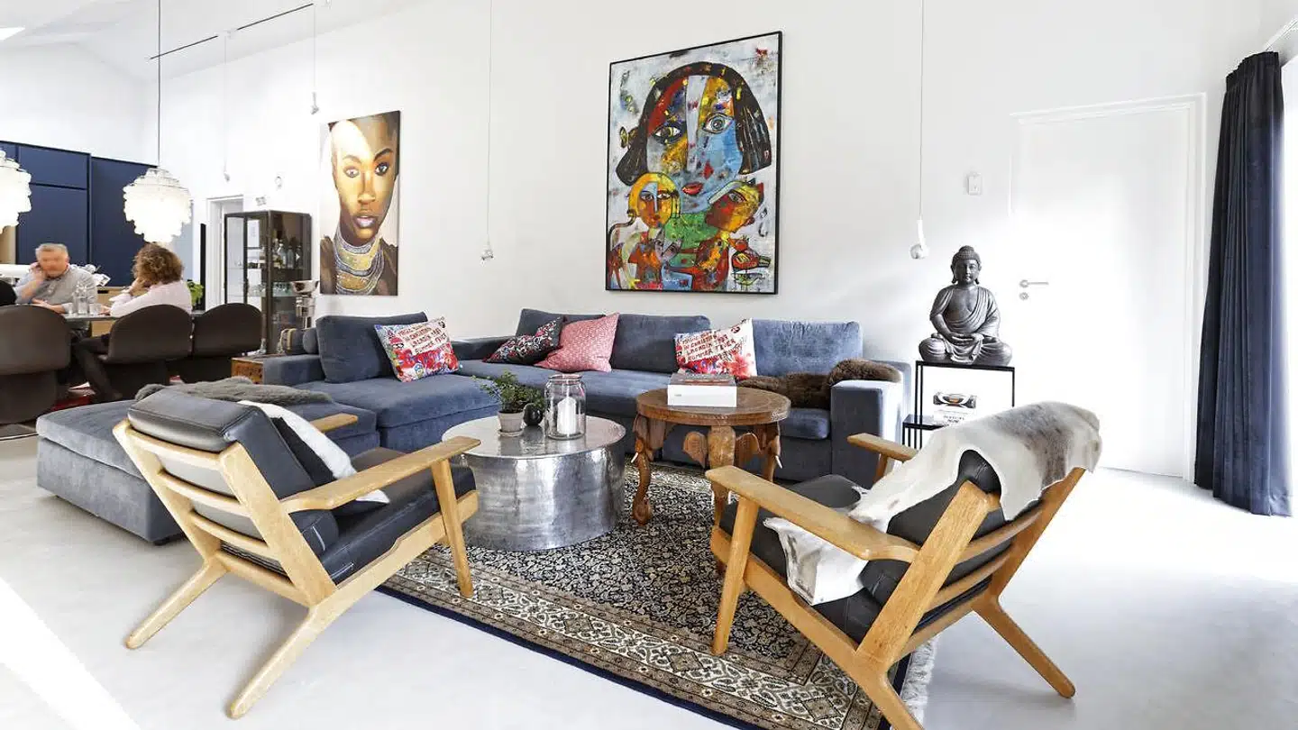 Hjørnesofaen er fra Raun og metalbordet fra Mikompagni.dk, Wegner-stolene er arv, mens det indiske bord er hjembragt af Anne Robertsens farmors bror, da han sejlede på handelsskibe. Sælskindet på stolene har Brian Robertsen købt i Grønland, hvor han ofte rejser for at sælge butiksindretning. De hængende lamper langs væggen er Occhio fra Spotlight.dk