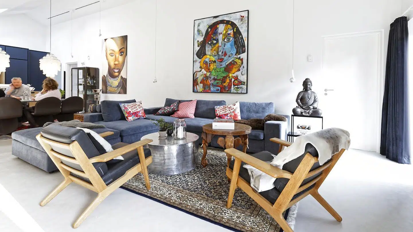 Hjørnesofaen er fra Raun og metalbordet fra Mikompagni.dk, Wegner-stolene er arv, mens det indiske bord er hjembragt af Anne Robertsens farmors bror, da han sejlede på handelsskibe. Sælskindet på stolene har Brian Robertsen købt i Grønland, hvor han ofte rejser for at sælge butiksindretning. De hængende lamper langs væggen er Occhio fra Spotlight.dk