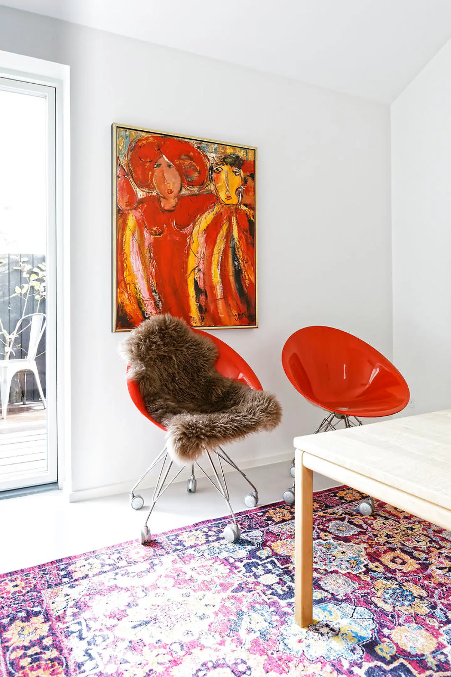 To værelser er til gæster og står altid klar, både når sønnerne kommer hjem og familien fra Canada kommer. Det ene i røde farver er med akrylstole af Philip Starck og maleri af Claire Højberg.