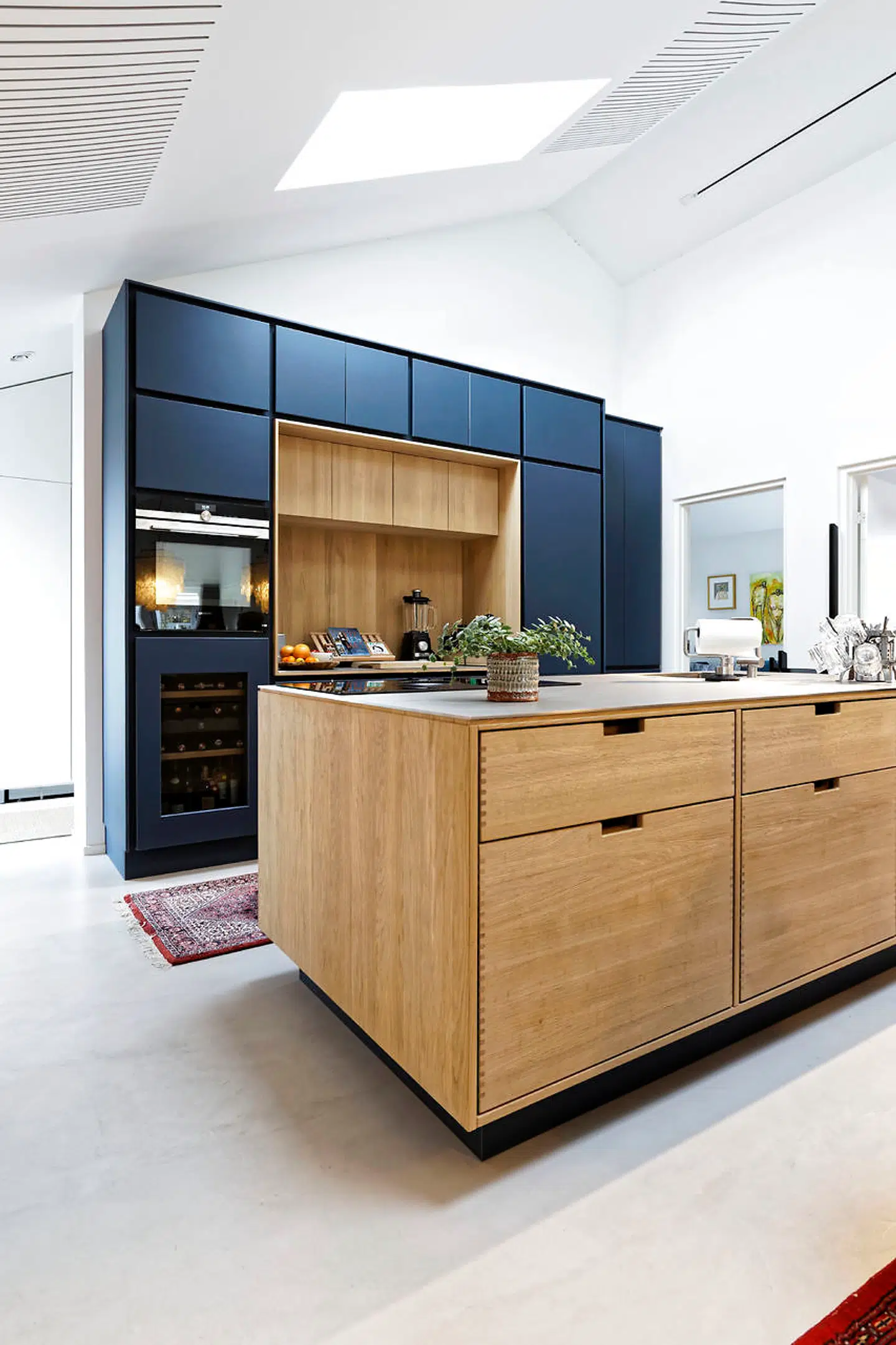 Unikakøkkenet er af massivt eg med fronter af blåligt linoleum og bordplade af stål er udført af Joiner A/S, som også har leveret møblerne til badeværelser, walk-in og udvendige skodder.