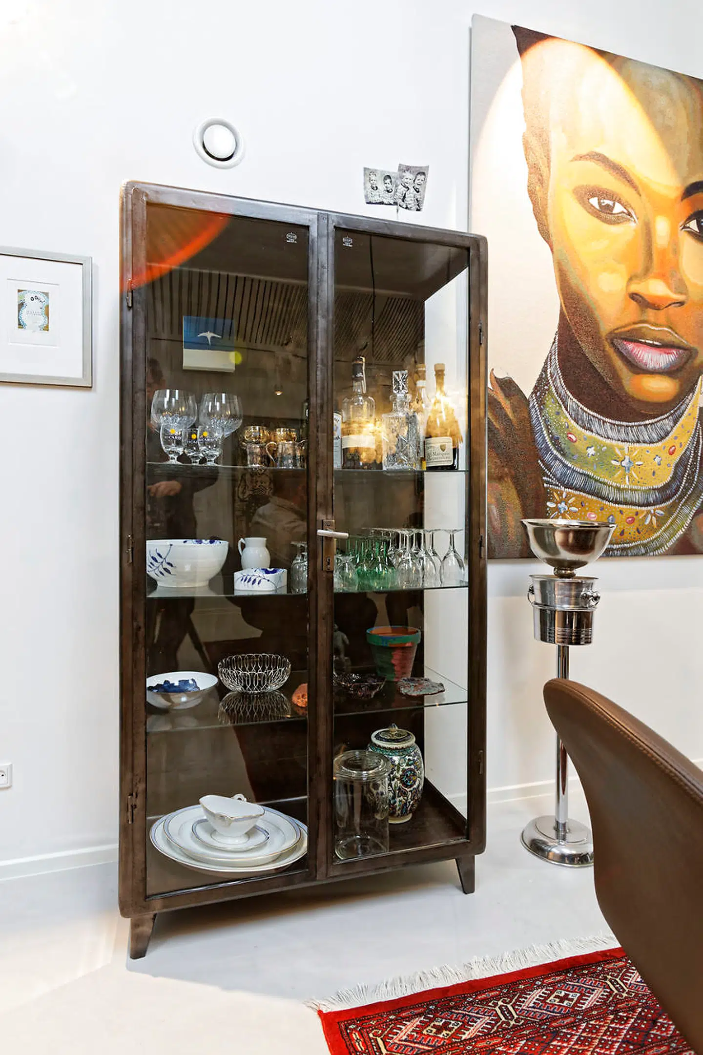 Vitrineskabet af jern til glas og porcelæn er et gammelt hospitalsskab. Billedet er fra Mikompagni.dk