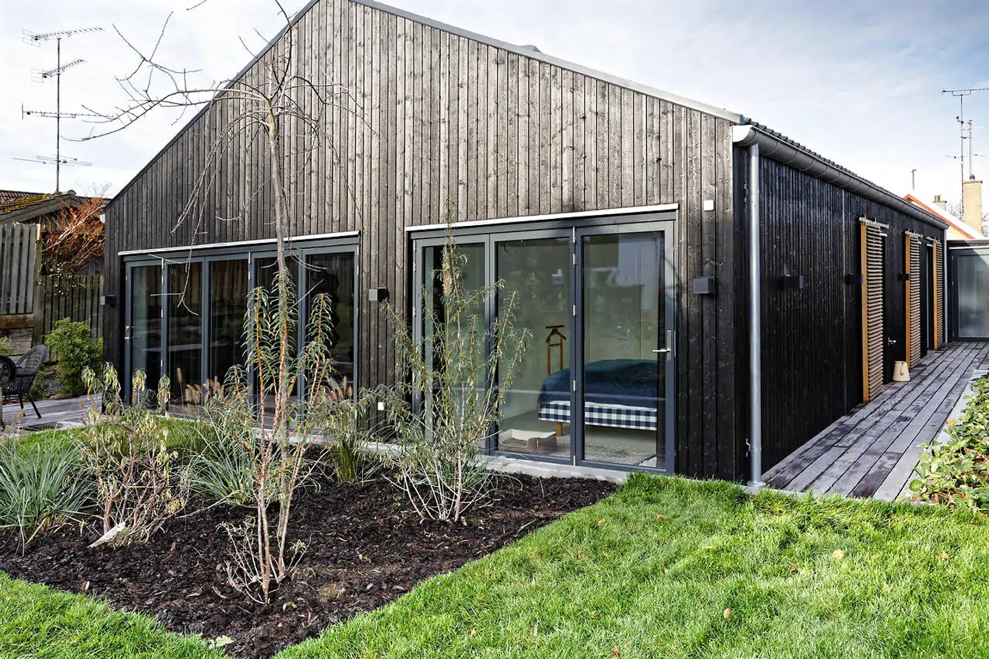 »Vi er ikke bange for, at naboerne kan se os, tværtimod holder vi af at kunne se og hilse på dem, når de går forbi på den smalle grusvej,« siger Anne Robertsen.