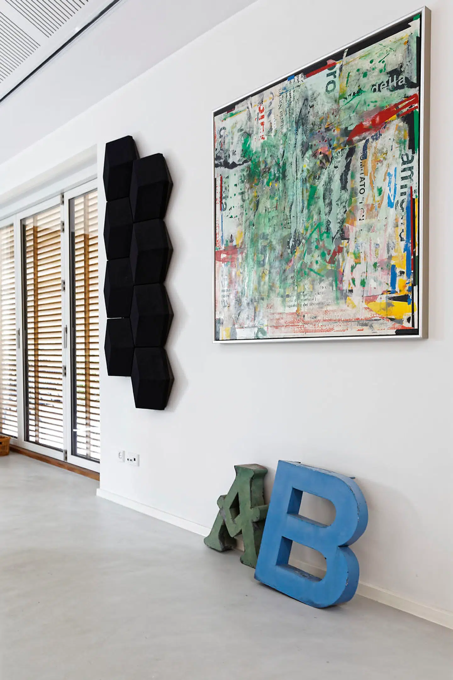 De ældre butiksbogstaver har Brian Robertsen fundet i forbindelse med, at han har renoveret butikker.