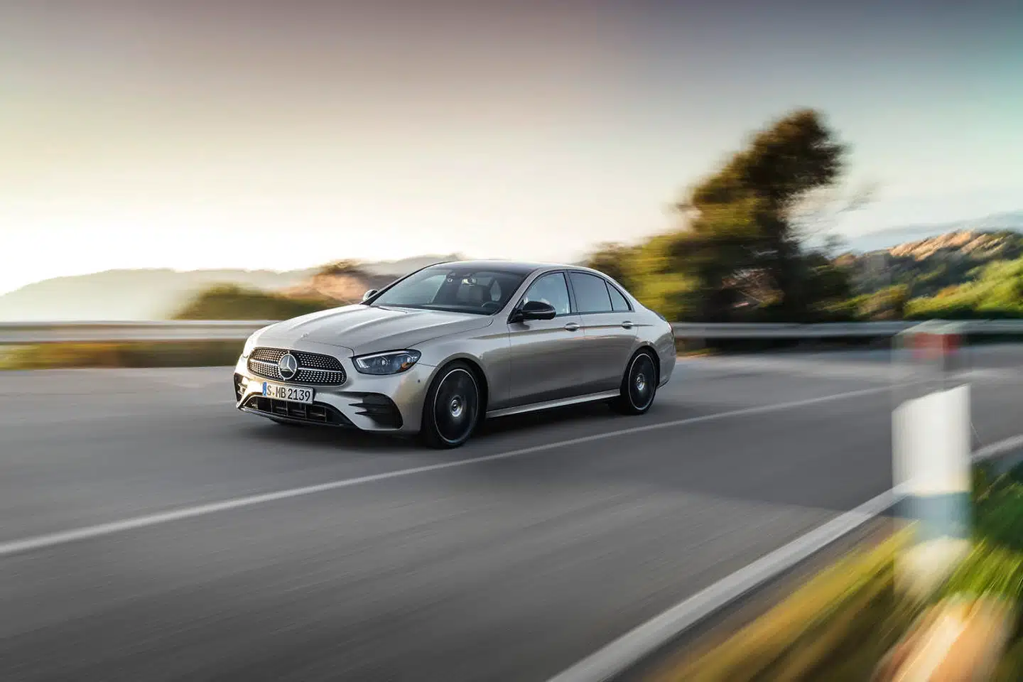 Mercedes Mercedes-Benz E-Klasse Limousine, 2020, Outdoor, Exterieur: mojavesilber metallic, AMG-Line; // Mercedes-Benz E-Class Sedan, 2020, Outdoor, exterior: mojave silver metallic, AMG line;