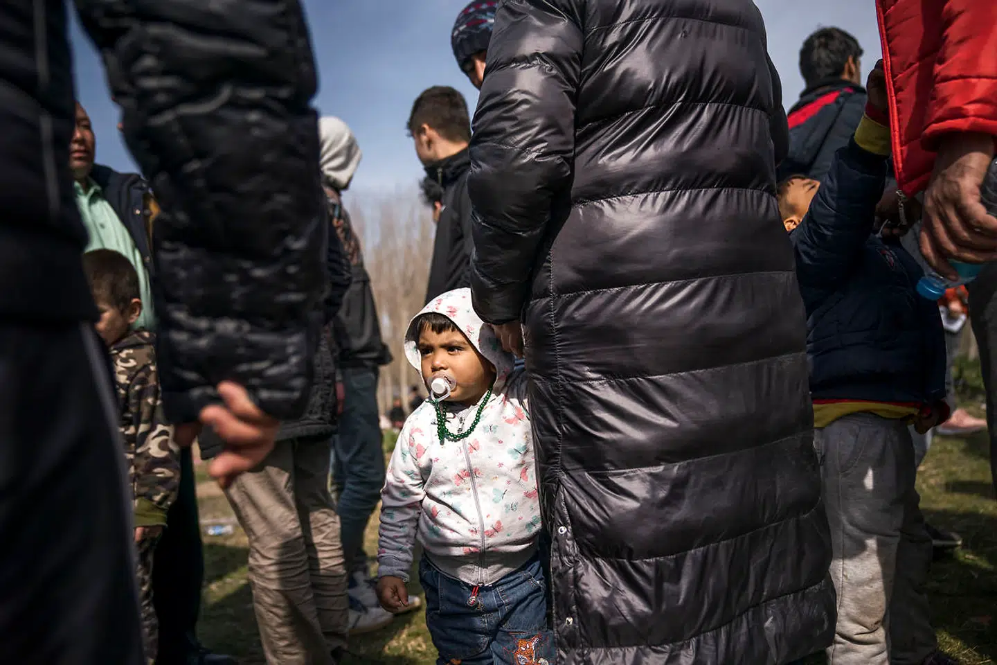 En gruppe flygtninge har slået lejr i landsbyen Doyran, som ligger lige ved floden, der her danner grænse mellem Tyrkiet og Grækenland. Her har børnefamilier i dagevis sovet i det fri.