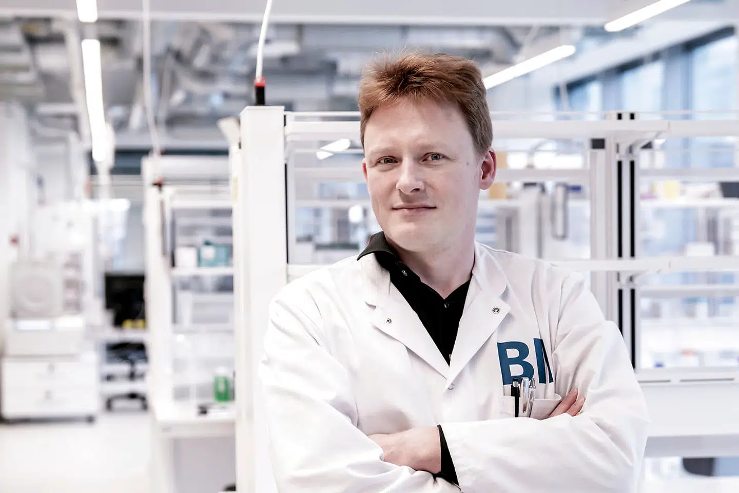 Peter Holst forsøger at skabe en vaccine mod kræft. Hans far opdagede i sin tid det guldæg, der spiller en helt afgørende rolle for fremtidsudsigterne i den danske medicinalkæmpe Novo Nordisk.