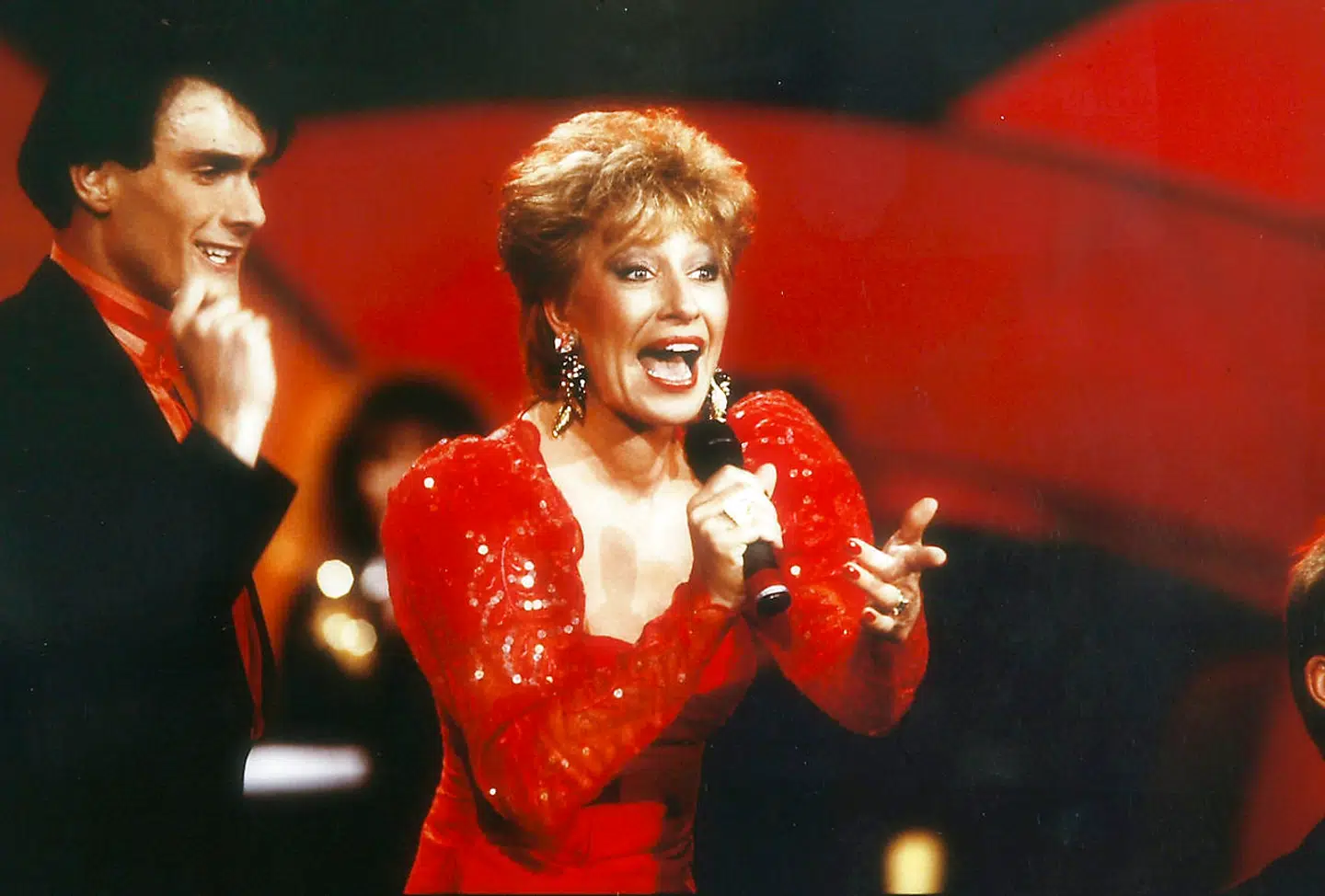 »Og først når solen si'r godmorgen og ta'r fat, sir' vi godnat.« Efter talrige forsøg vandt Birthe Kjær med »Vi maler byen rød« i 1989.