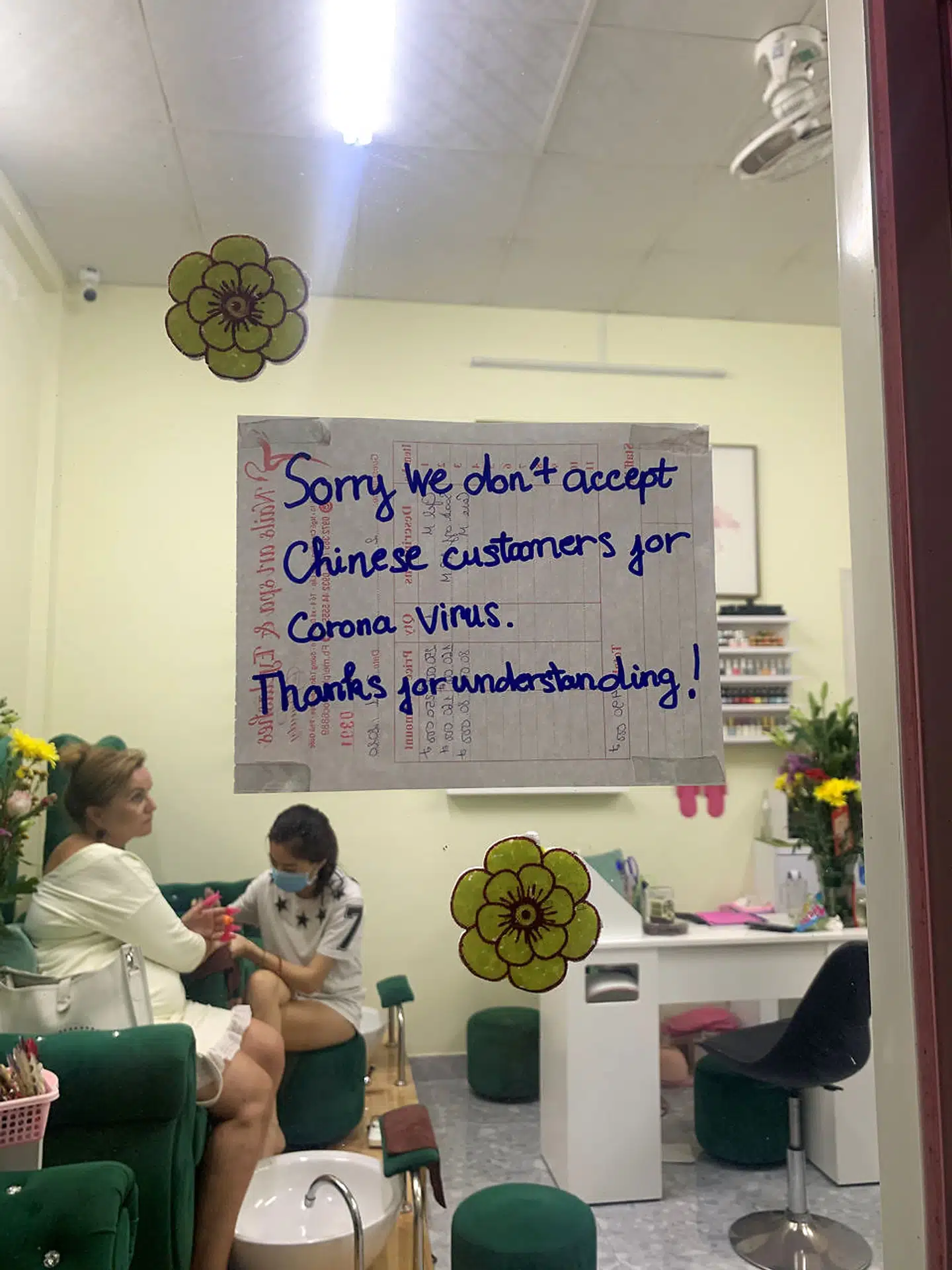 En neglesalon på den vietnamesiske ø Phu Quoc har hængt et skilt i vinduet om, at kinesiske kunder ikke er velkomne.