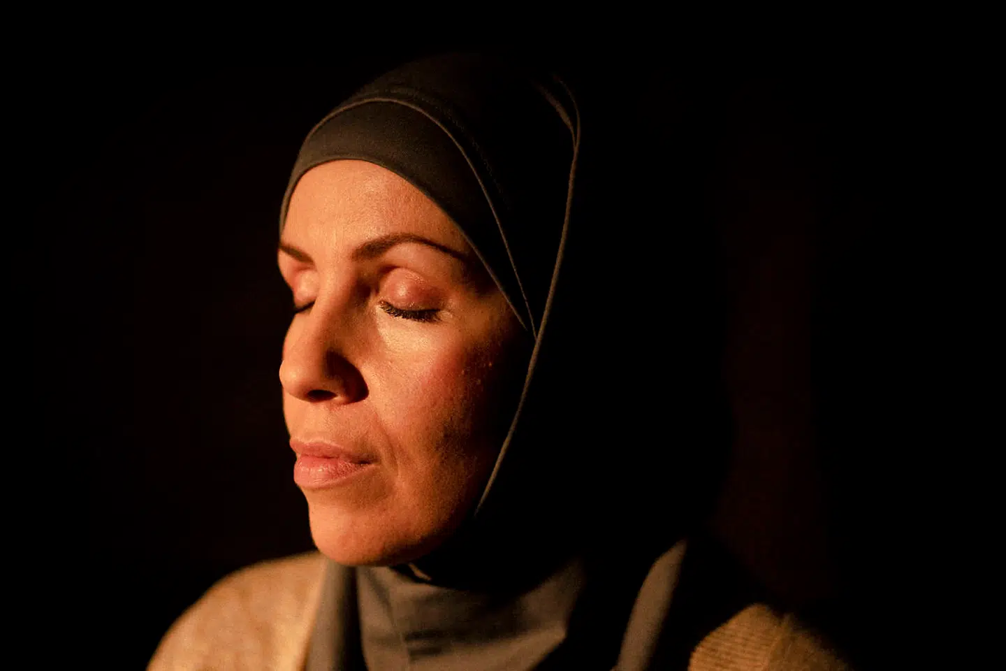 Hind Ouhnia er arbejdsløs. Det er hendes opfattelse, at hun bliver fravalgt på arbejdsmarkedet, fordi hun bærer tørklæde. Arbejdsgiveren ser hendes tørklæde og de fordomme, som de selv har om, hvad tørklædet repræsenterer fremfor at se på hendes kompetencer som ernæringsassistent og ernæringsteknolog.