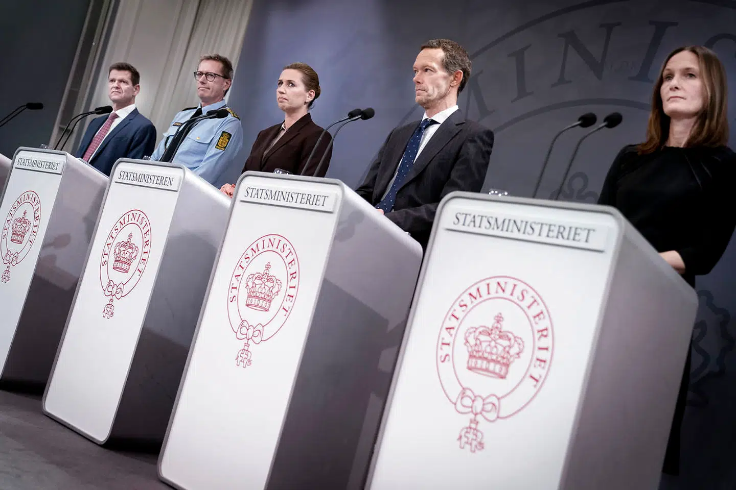 Statsminister Mette Frederiksen, rigspolitichef Thorkild Fogde, direktør for organisation og borgerservice i Udenrigsministeriet Erik Brøgger Rasmussen, direktør i Sundhedsstyrelsen Søren Brostrøm og direktør i Erhvervsstyrelsen Katrine Winding orienterer om situationen vedrørende covid-19 og nye tiltag for at inddæmme smitte i Danmark på et pressemøde i Spejlsalen i Statsministeriet fredag.