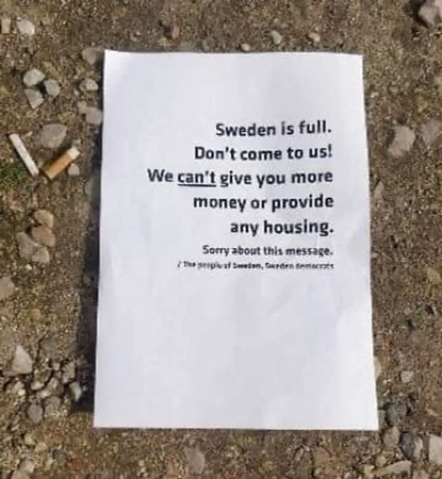 Jimmie Åkesson fra Sverigedemokraterna deler løbesedler ud i Erdine i Tyrkiet tæt på grænsen mellem Grækenland og Tyrkiet.