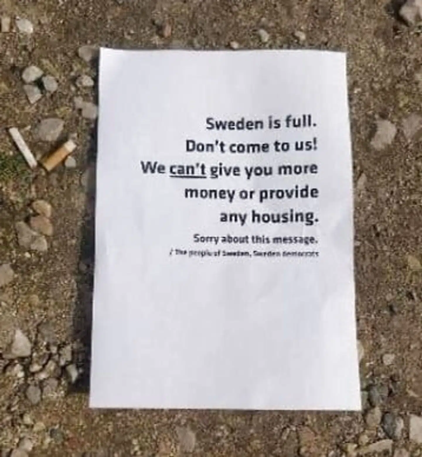 Jimmie Åkesson fra Sverigedemokraterna deler løbesedler ud i Erdine i Tyrkiet tæt på grænsen mellem Grækenland og Tyrkiet.