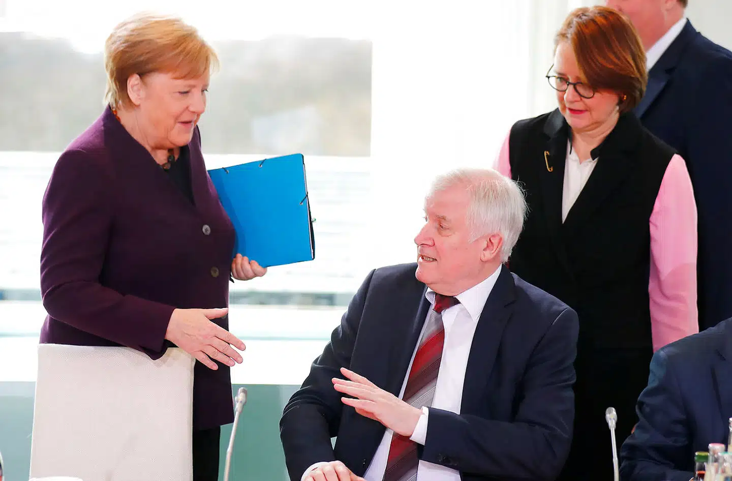 Tysklands indenrigsminister, Horst Seehofer, afslog forleden at give hånd til kansler Angela Merkel.