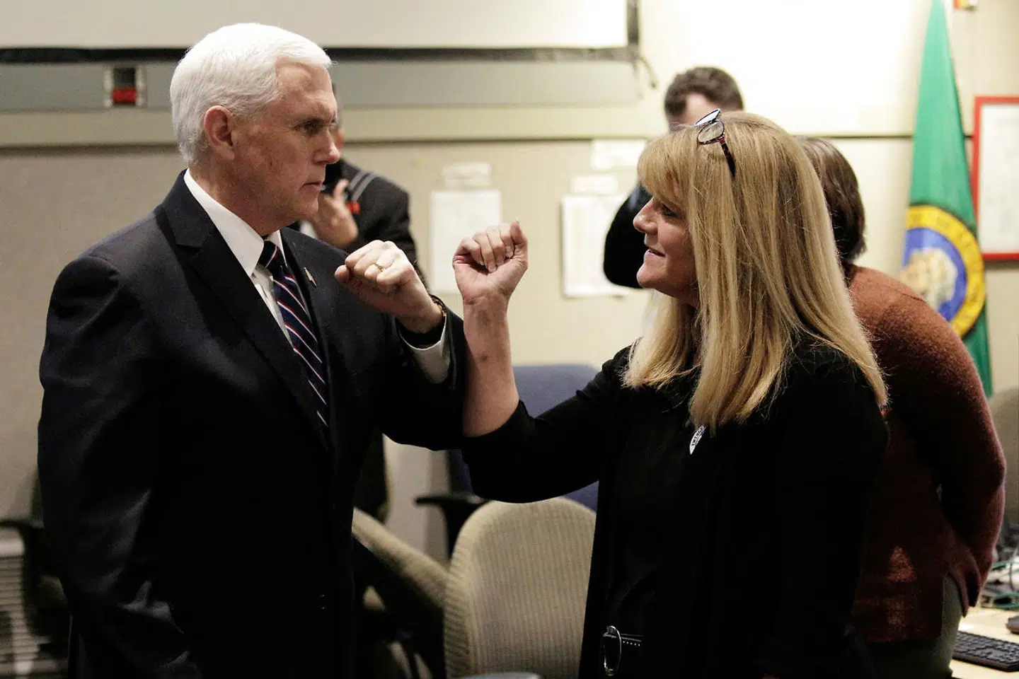 USAs vicepræsident, Mike Pence, som leder den amerikanske indsats i bekæmpelsen af coronavirussen, hilser her med albuen.