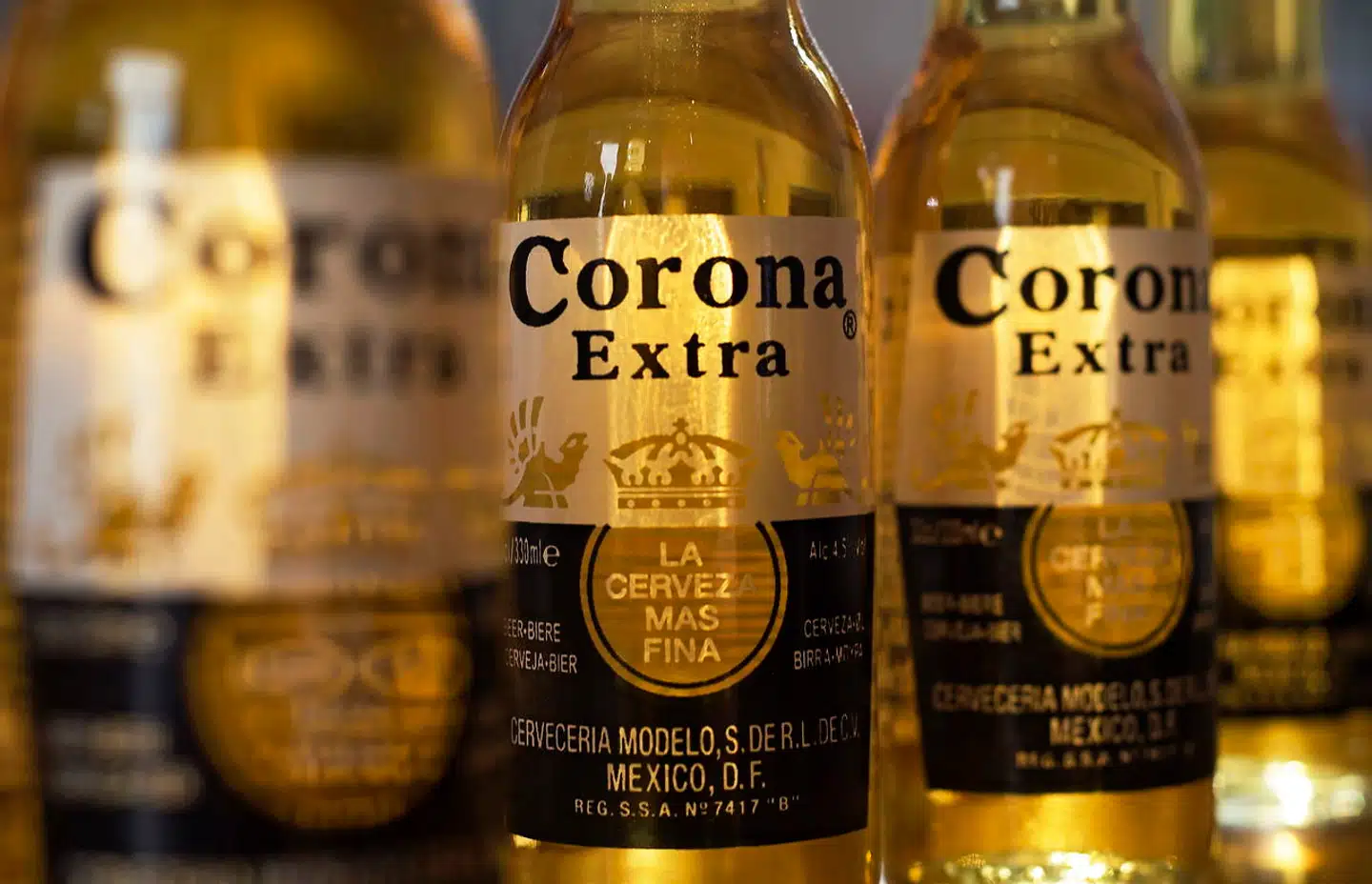 Flere medier i ind- og udland har rapporteret om, at salget af Corona-øl er påvirket som følge af, at øllen deler navn med coronavirus. Men passer det egentlig? Læs mere her.