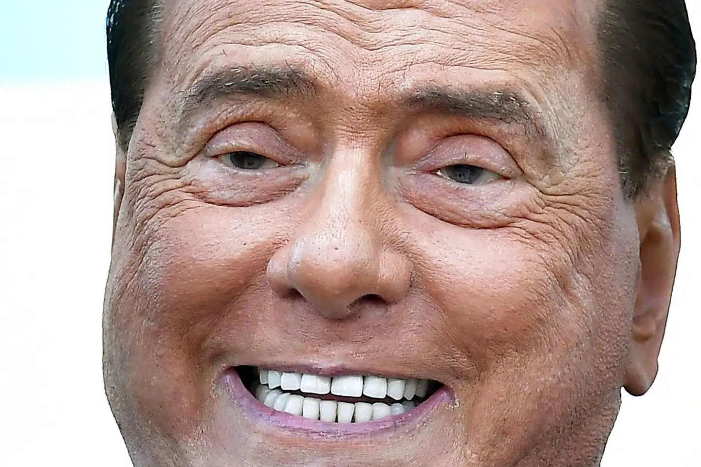 Selv ikke plastisk kirurgi kan længere skjule, at Berlusconi er blevet en gammel og sygdomssvækket mand.