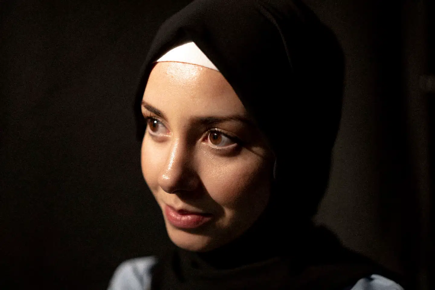 Ny forskning har for første gang påvist, at minoritetsetniske kvinder bliver udsat for forskelsbehandling på arbejdsmarkedet. Afnan er født og opvokset i Danmark og har ifølge hende selv oplevet, hvad det vil sige at blive fravalgt af en arbejdsgiver på grund af sit tørklæde.