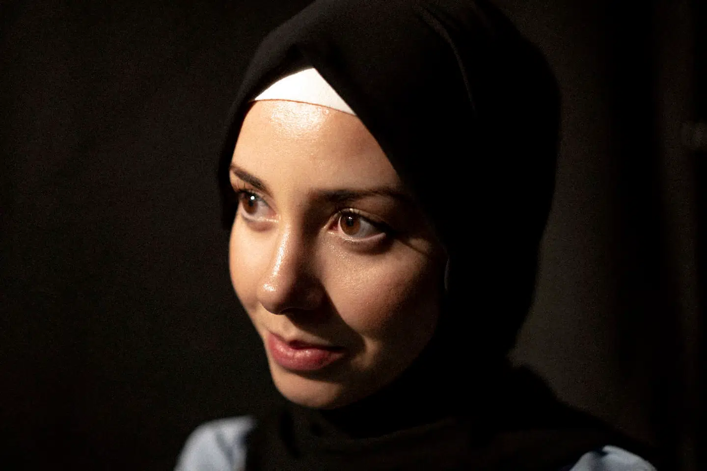 Ny forskning har for første gang påvist, at minoritetsetniske kvinder bliver udsat for forskelsbehandling på arbejdsmarkedet. Afnan er født og opvokset i Danmark og har ifølge hende selv oplevet, hvad det vil sige at blive fravalgt af en arbejdsgiver på grund af sit tørklæde.