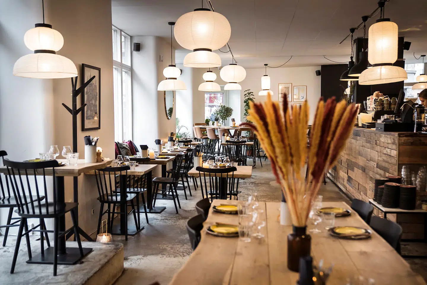 Der er rigtigt hyggeligt hos Møller på Nørrebro med grove bjælkebordplader og »drivtømmer« på baren.