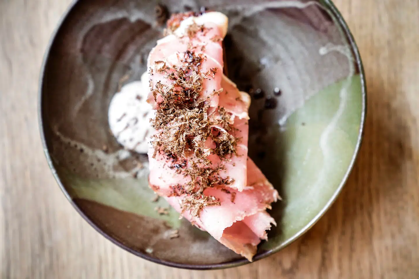 Fræk åben Bikini-sandwich med Hr. Nielsen-skinke og trøffel på brioche.