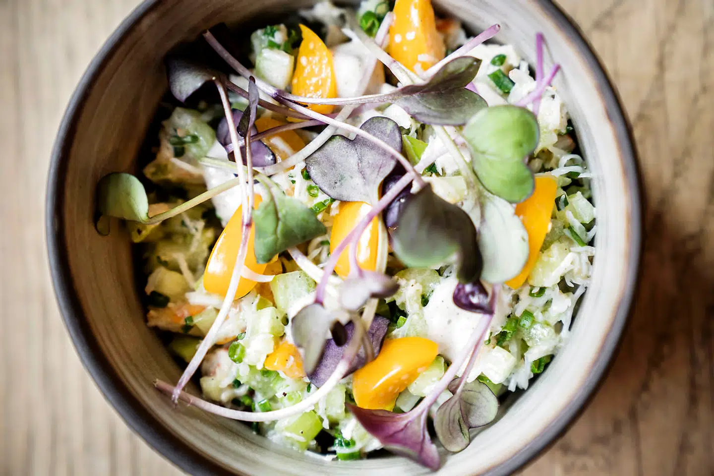 Taskekrabben druknede desværre i en salatlignende konstruktion af blandt andet agurk, ananaskirsebær og blegselleri.