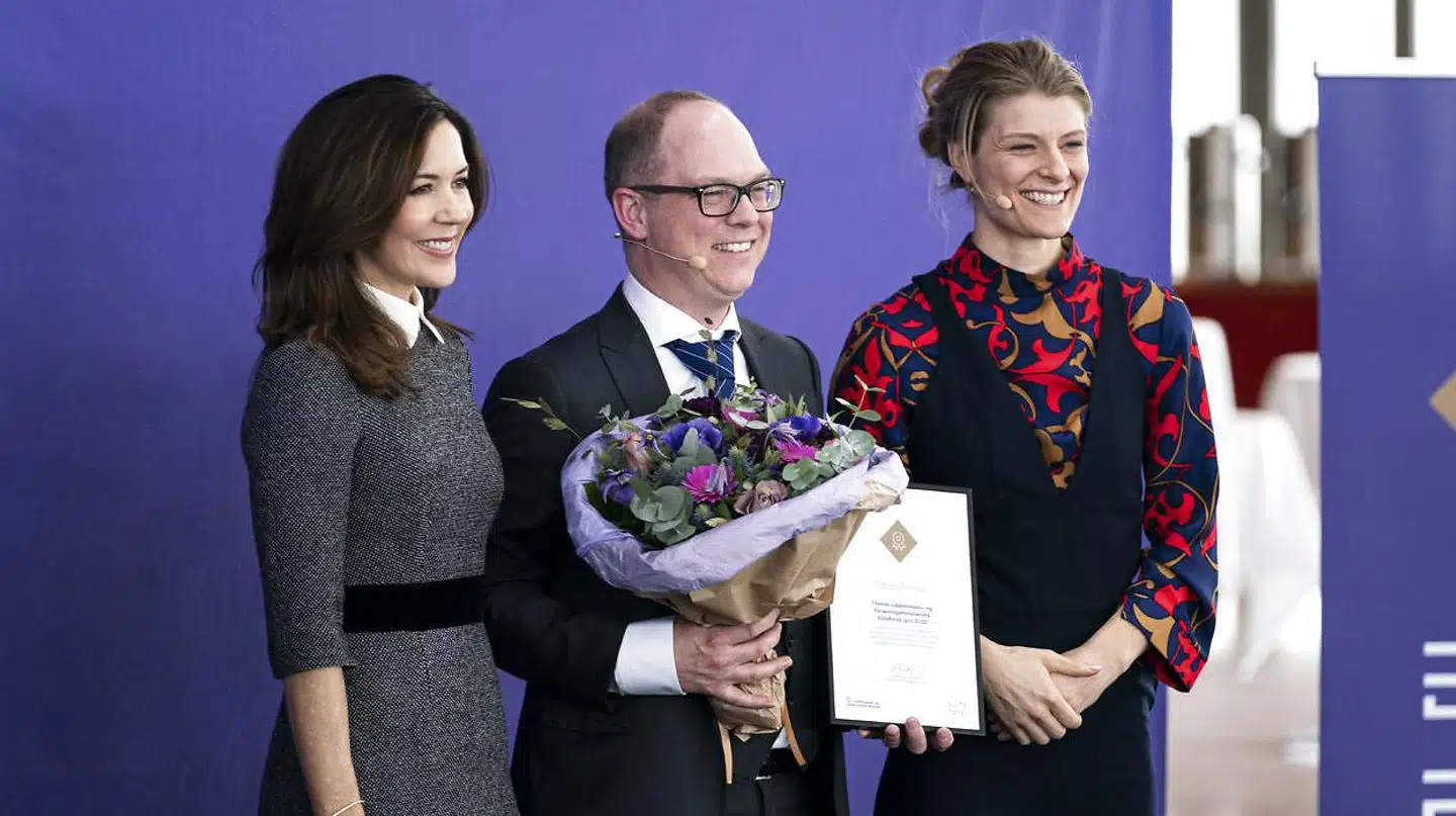 Kronprinsesse Mary og uddannelses- og forskningsminister Ane Halsboe-Jørgensen (S) uddelte i februar en af fem EliteForsk-priser til arkæolog Tobias Richter, Københavns Universitet.