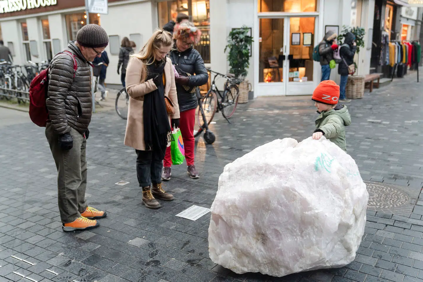 Den store rosakvarts får ifølge kunstneren folk til at tænke sig om. At den er placeret i det offentlige rum, betyder ifølge Peter Voss-Knude, at folk allerede har siddet på den, tisset på den og malet på den med tusch.