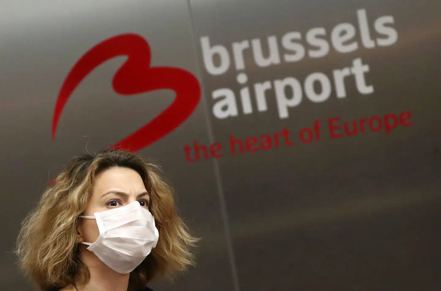 Den internationale luftfart er hårdt ramt af udbruddet af ny coronavirus, der foreløbig er konstateret i ca. 80 lande. Mange passagerer går med maske i lufthavne og undervejs på flyrejsen.