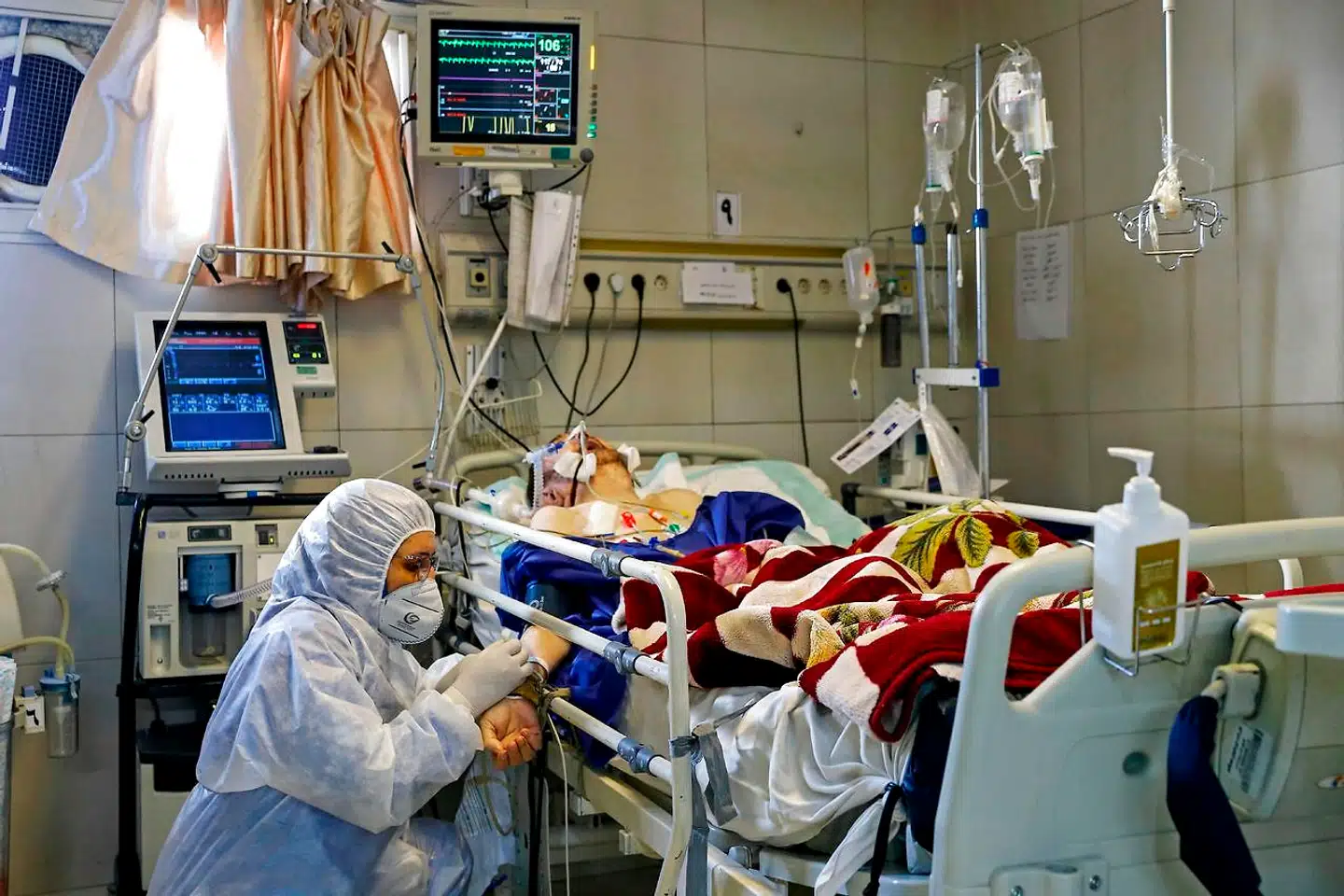 Ældre har forøget risiko for at udvikle alvorlige symptomer, hvis de bliver smittet med ny coronavirus. Her en patient på et hospital i Irans hovedstad, Teheran. Iran er alvorligt ramt af smitten.