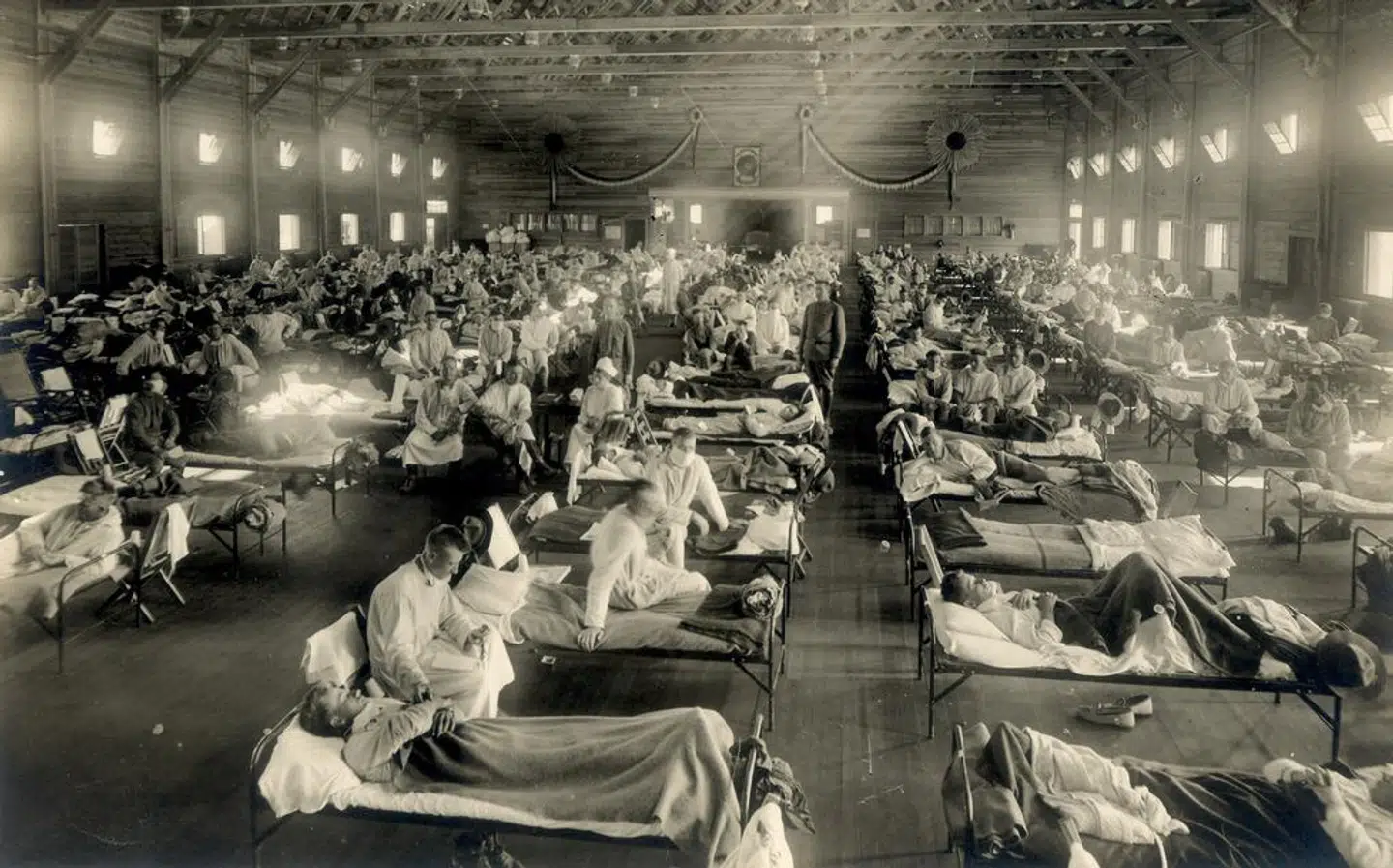 Uanset omfanget af det aktuelle udbrud, er der næppe nogen grund til at frygte en gentagelse af scenariet fra Den spanske syge, der hærgede kloden omkring 1918, og som måske kostede 50 mio. mennesker livet. Her et nødhospital for soldater i Kansas under Den spanske syge i 1918.