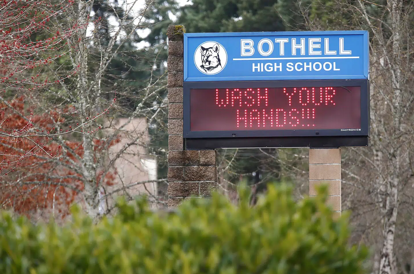 I flere lande lukker myndighederne aktuelt skoler eller indfører skrappere hygiejneregler. Her er det en high school i den amerikanske stat Washington, hvor et større lokalt udbrud af ny coronavirus er i gang.