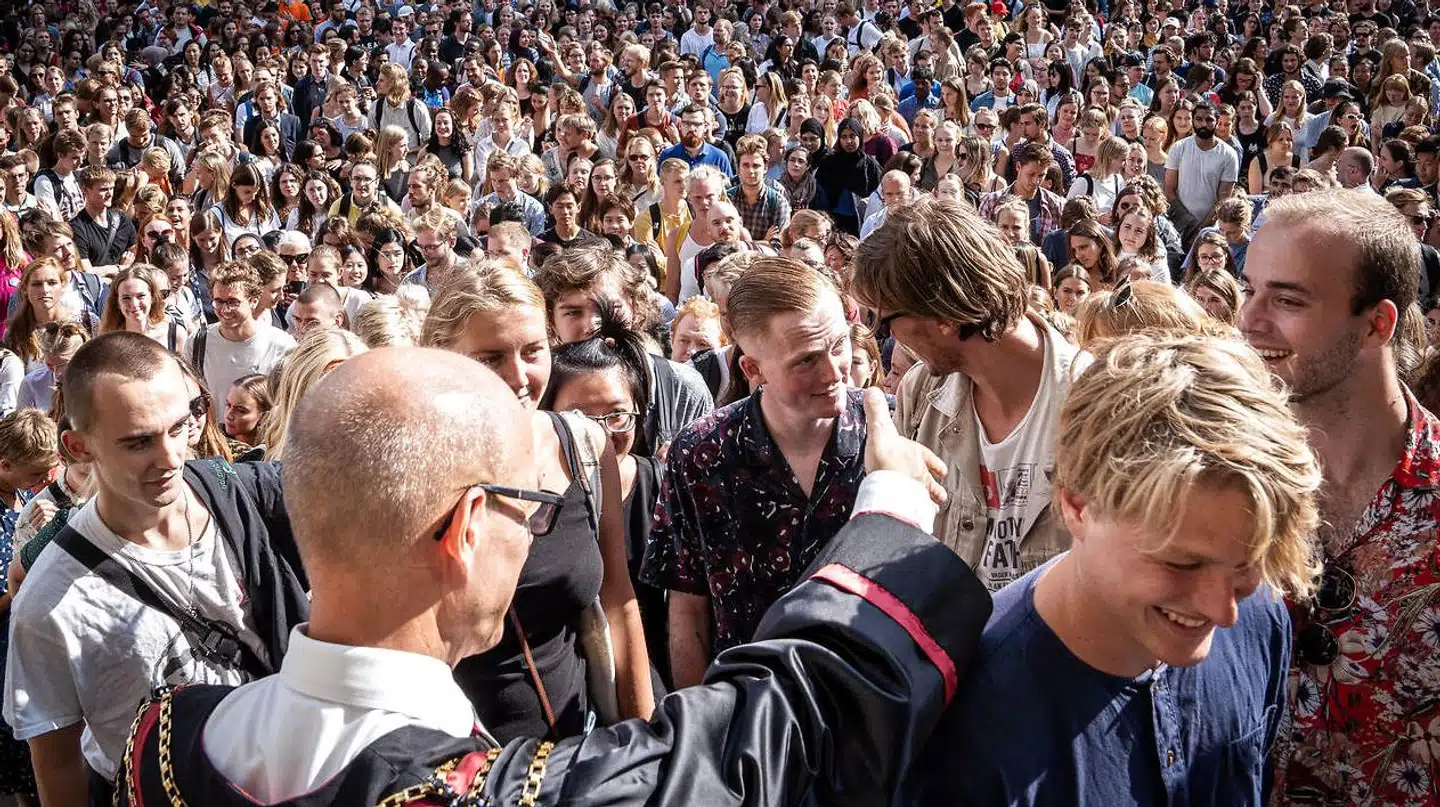 Københavns Kommune kan i en analyse på baggrund af tal fra 2017 konstatere, at hver femte dimittend fra de lange videregående uddannelser et år efter endt studie har været ledig i mindst seks måneder. Her er det rektor Henrik C. Wegener, der giver håndtryk til nye studerende ved immatrikulation på Københavns Universitet.