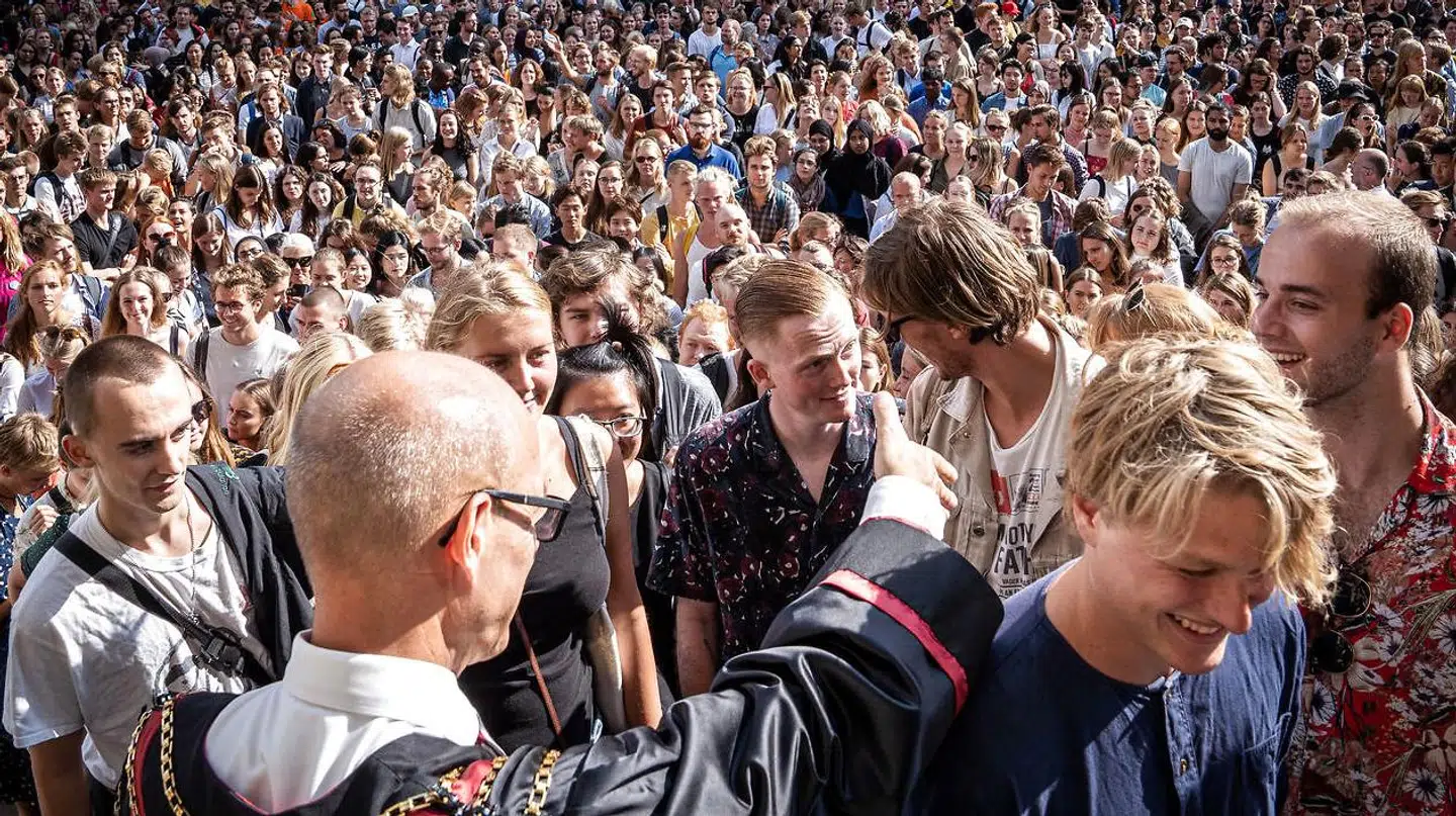 Københavns Kommune kan i en analyse på baggrund af tal fra 2017 konstatere, at hver femte dimittend fra de lange videregående uddannelser et år efter endt studie har været ledig i mindst seks måneder. Her er det rektor Henrik C. Wegener, der giver håndtryk til nye studerende ved immatrikulation på Københavns Universitet.