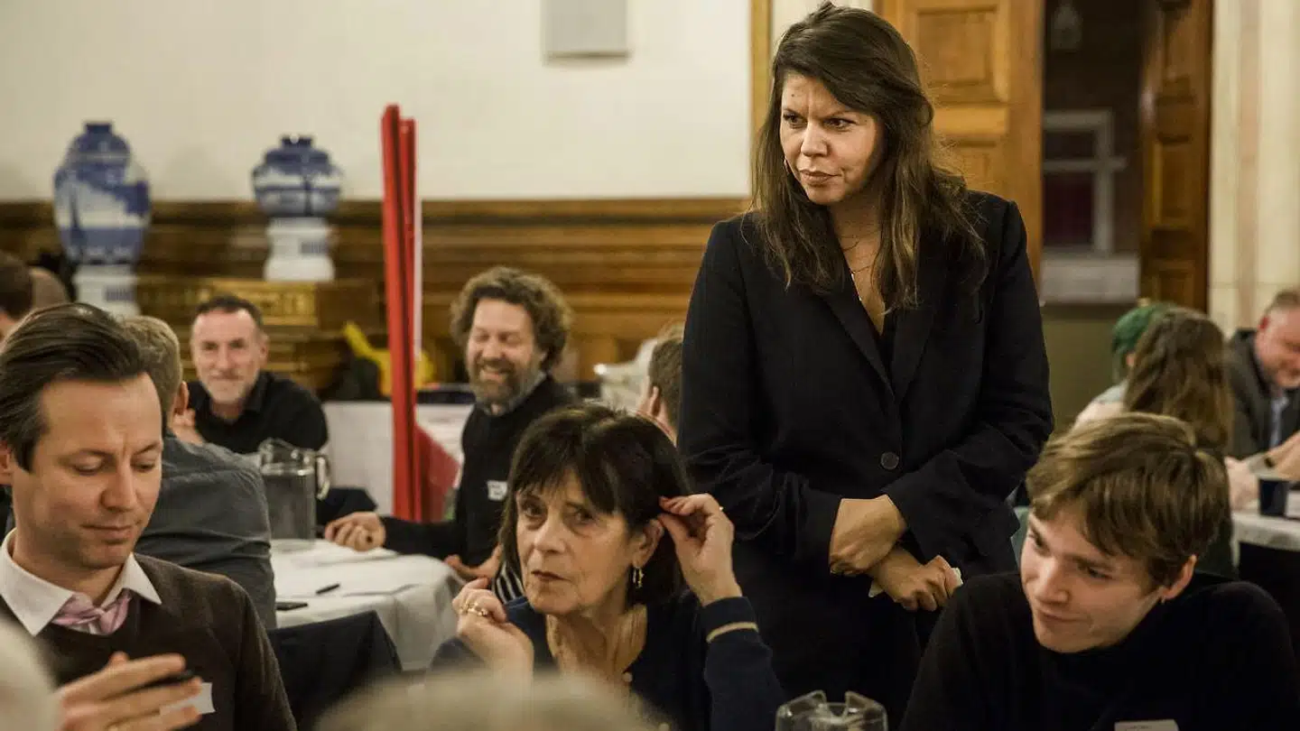 Festsalen på Københavns Rådhus dannede tirsdag aften ramme om et dialogmøde om nattelivet i København, hvor lidt over 100 forskellige aktører var inviteret ind. Kultur- og fritidsborgmester Franciska Rosenkilde (ALT) afsluttede mødet med at love, at det ikke kun blev ved dialogen – »nu skal der handles«.