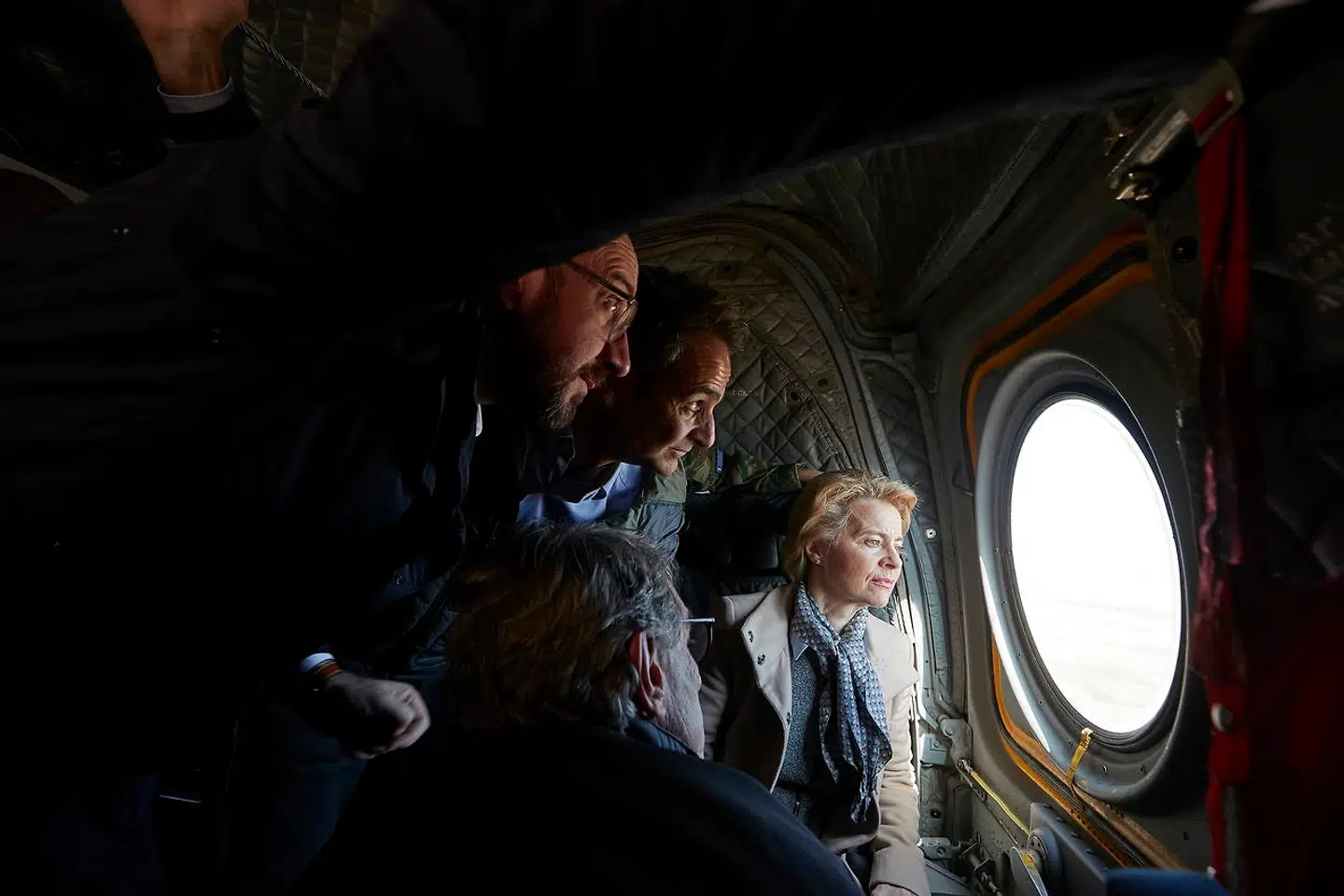 Kommissionsformand Ursula von der Leyen var i selskab med den græske premierminister, Kyriakos Mitsotakis (nummer to fra venstre), EU-Rådets præsident, Charles Michel (til venstre) og Europa-Parlamentets formand, David Sassoli (med ryggen til), tirsdag på besøg ved den græske grænse mod Tyrkiet, der i øjeblikket kæmper for at holde flere end 10.000 flygtninge fra at krydse grænsen til Europa.