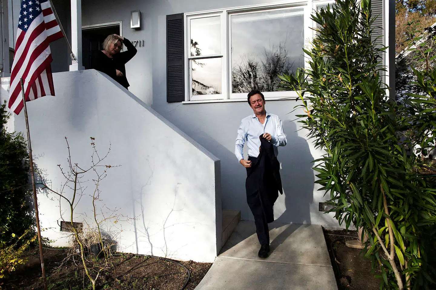 »Hvorfor er det, at multinationale selskaber og rige folk som jeg selv med meget høje lønninger i IT-industrien skal have store skattelettelser?« spørger vicedirektør Klaus Kaasgaard. Her med sin kone, Tinna, ved deres villa i Red Wood City syd for San Francisco.