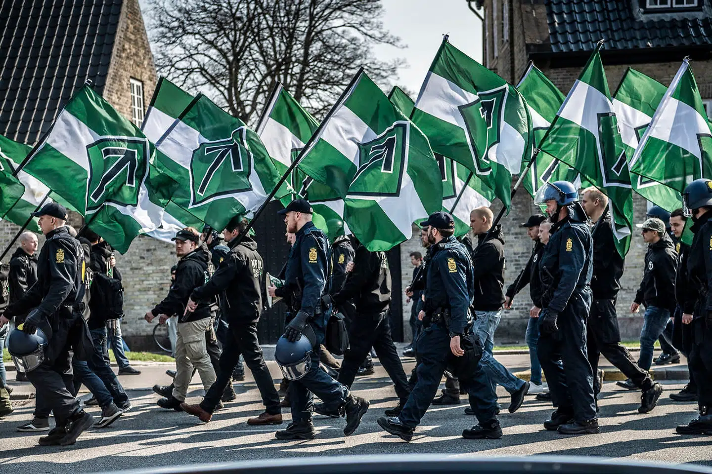 Den Nordiske Modstandsbevægelse er aktive i Sverige, Norge, Finland og Danmark. De kalder sig en »revolutionær nationalsocialistisk kamporganisation«, fordi de ønsker at skabe et helt nyt samfund baseret på nationalsocialisme, og de er parate til at kæmpe »udenomsparlamentarisk på alle mulige fronter for at nå vores mål«. Arkivfoto: Anthon Unger.