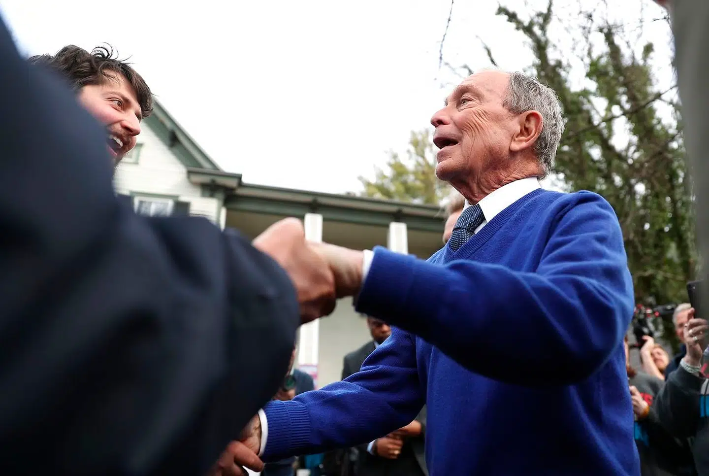 For første gang kan man på Super Tuesday stemme på verdens nienderigeste, Mike Bloomberg (78 år), der er New Yorks tidligere borgmester. Han har brugt over 400 mio. dollar af sine egne penge på TV-valgannoncer og er blevet anklaget for at forsøge at »købe« sig til præsidentposten.