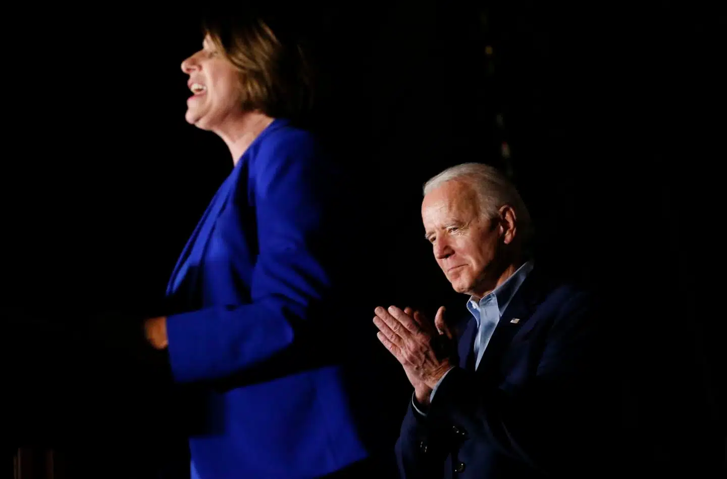 Amy Klobuchar, der mandag opgav sin kamp for at blive præsidentkandidat, holdt som Pete Buttgierg og Beto O'Rourke støttetale i Texas mandag aften til Joe Biden. Den tidligere vicepræsident priste sig lykkelig for støtten – et markant skifte fra før primærvalget i South Carolina i lørdags. Det valg stod som afgørende efter flere dårlige resultater for Biden. Men han fik her en jordsskredssejr takket være sorte stemmer i South Carolina.