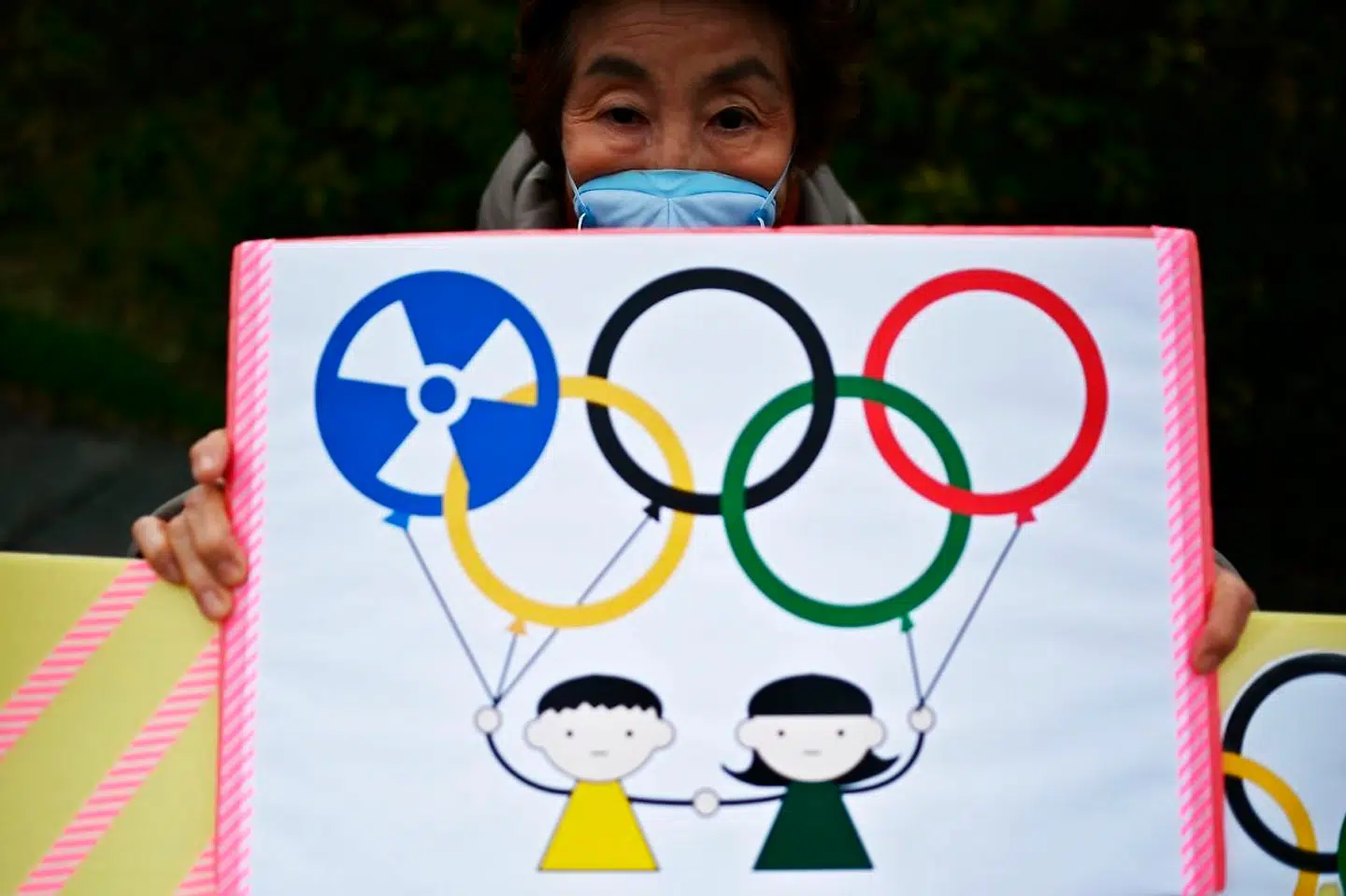 I lørdags var der demonstration i Tokyo mod de forestående Olympiske Lege samt mod atomkraft. Japans regering har erkendt, at man formentlig må iværksætte visse »justeringer« af OL pågrund af virusudbruddet.