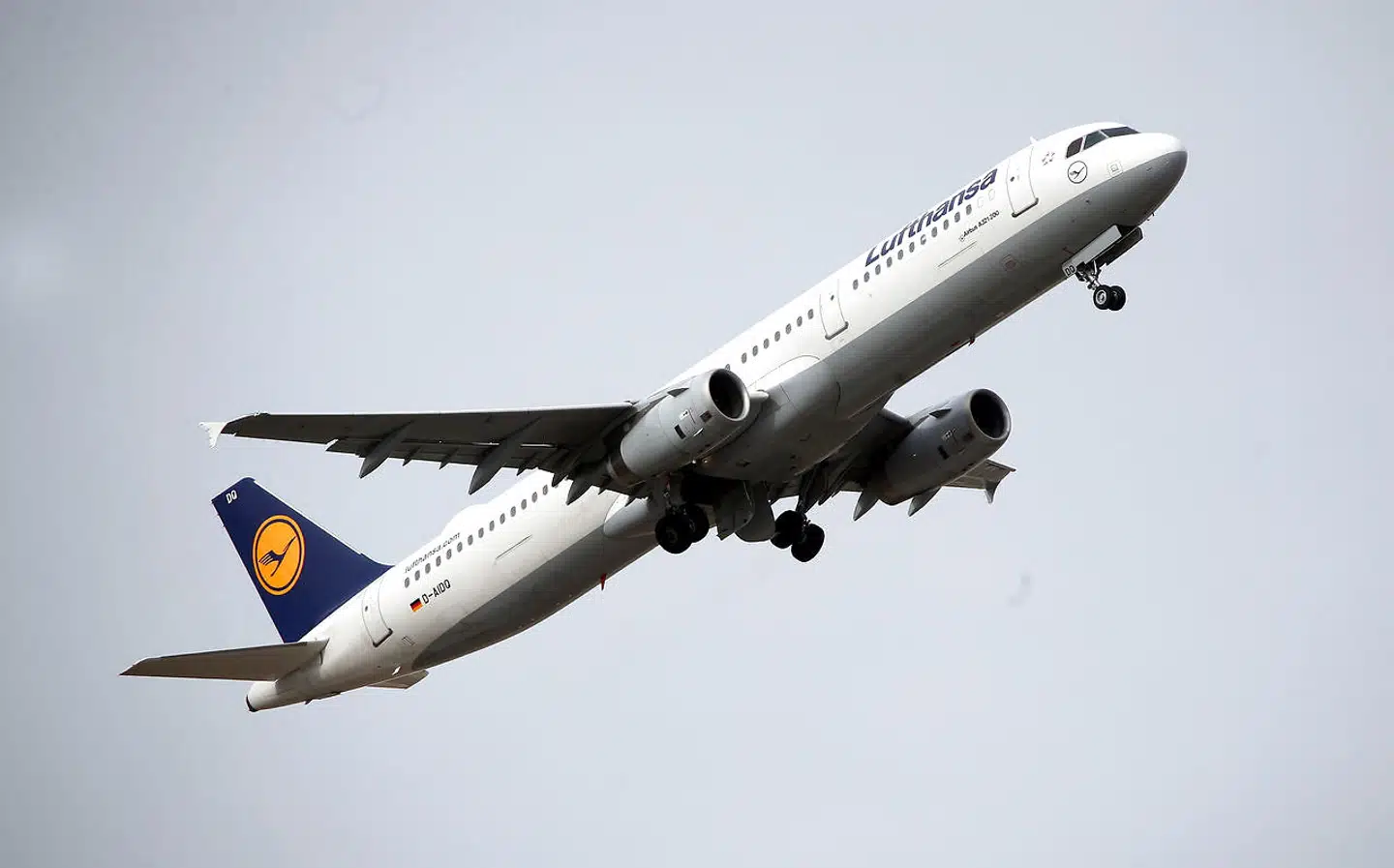 Lufthansa har som det første europæiske luftfartsselskab meddelt, at de vil indstille flyvninger i Europa. Det forventes, at flere selskaber vil følge trop.