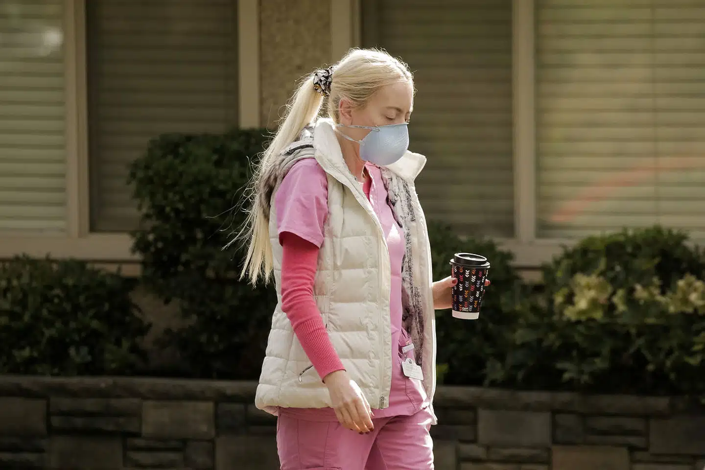 Seks beboere og ansatte på plejehjemmet Life Care Center i Kirkland, Seatle, er smittet med coronavirus, og en af dem er død af sygdommen. Her en af plejehjemmets ansatte.