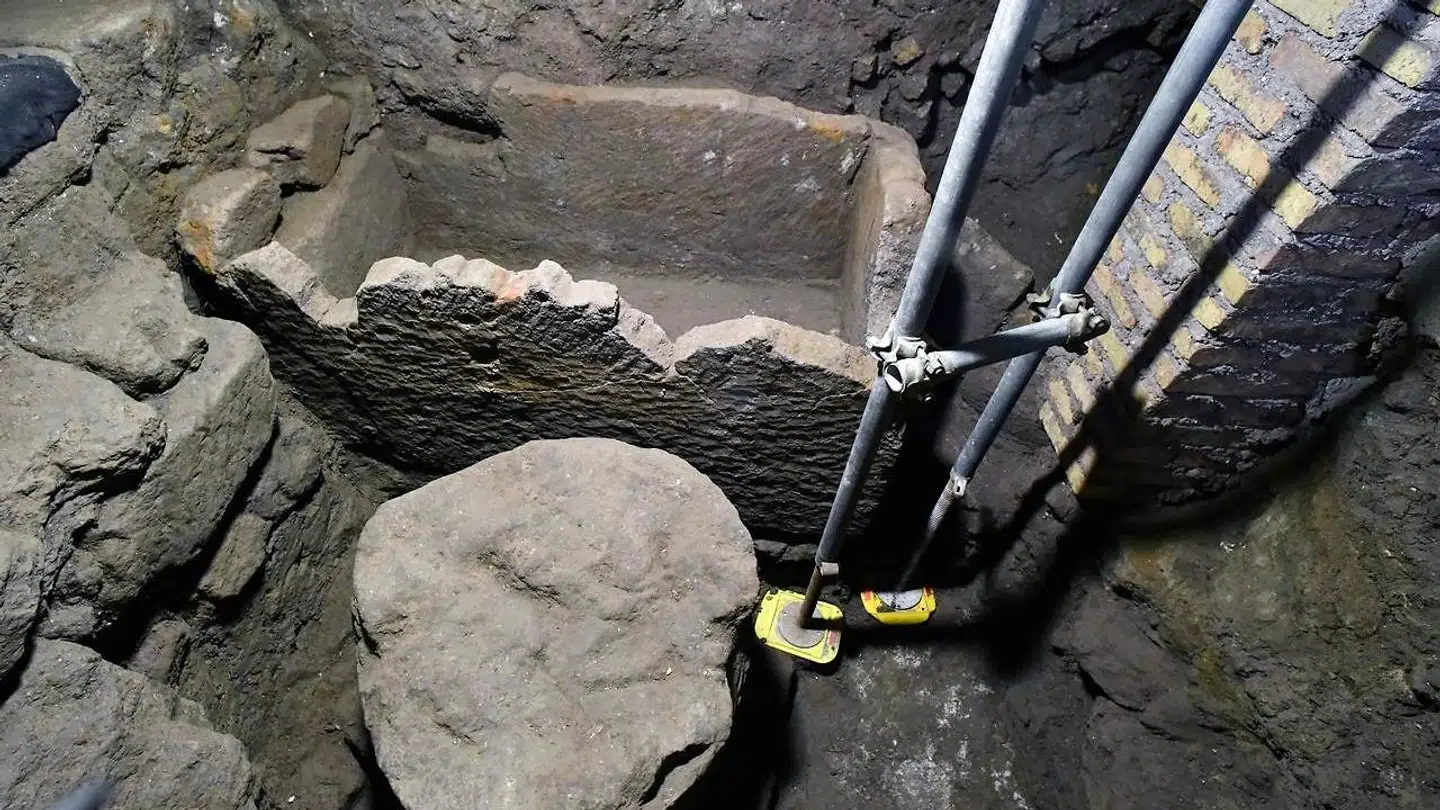 Stensarkofagen, som måske har tilknytning til den ene af de to tvillingebrødre, der ifølge overleveringen grundlagde Rom.