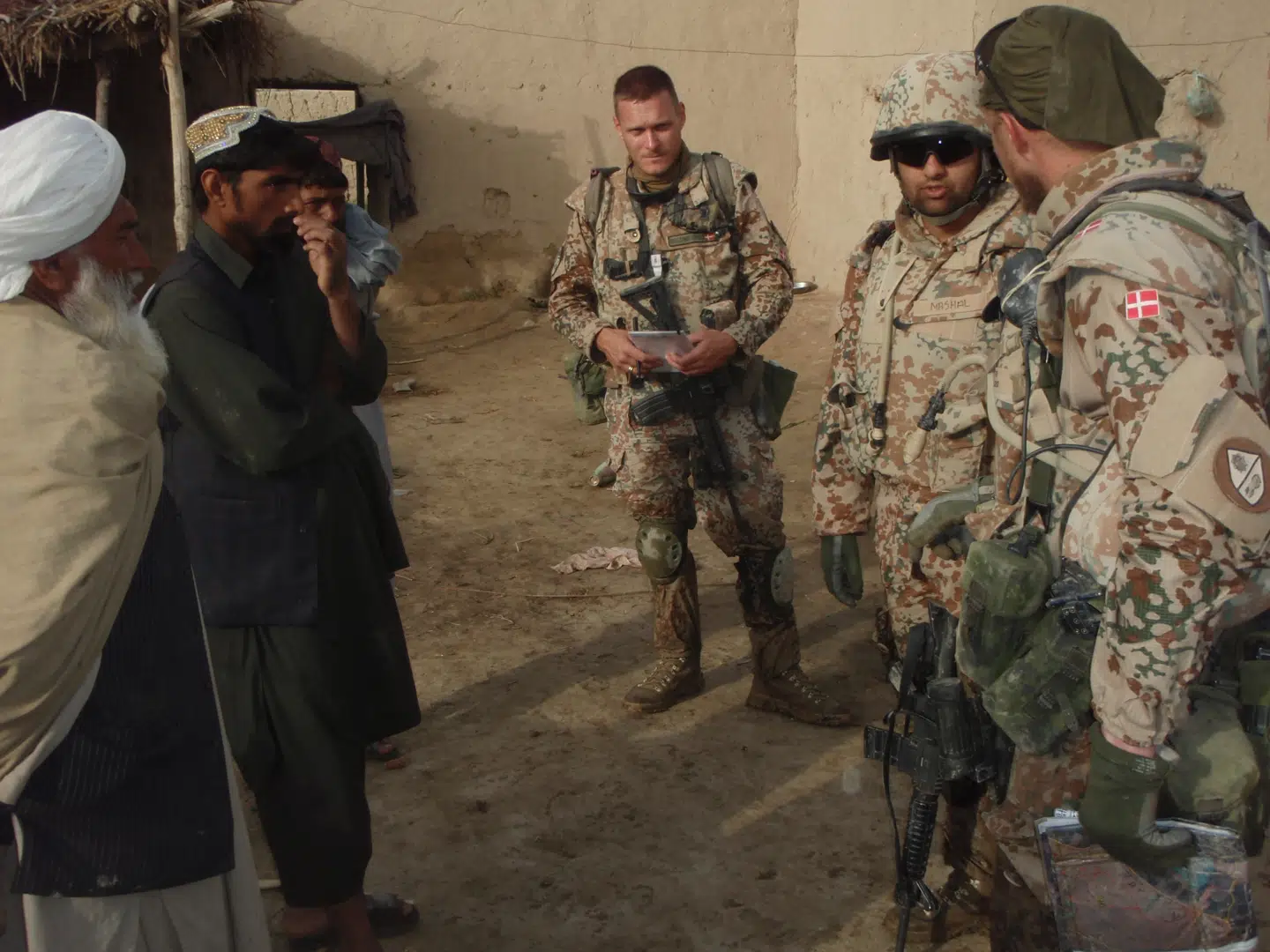 Forsvarsministeriet har foreslået at omskrive de mest kritiske passager i en tilsyneladende uafhængig rapport om den danske krigsdeltagelse i Afghanistan. Forløbet er et udtryk for ringeagt for den indsats, der siden 2001 har kostet 43 danske soldater livet, siger tidligere officer Mads Silberg (i midten).